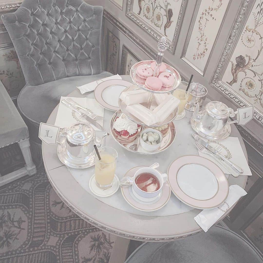 林田沙綾さんのインスタグラム写真 - (林田沙綾Instagram)「♡ だいすきな場所...☕️ アフタヌーンティーした❤︎❤︎❤︎ マカロンとケーキとサンドウィッチとジュースのteaとか贅沢💕 #laduree #銀座#銀座ラデュレ#カフェ#アフタヌーンティー」6月6日 9時33分 - saaya.xoxo