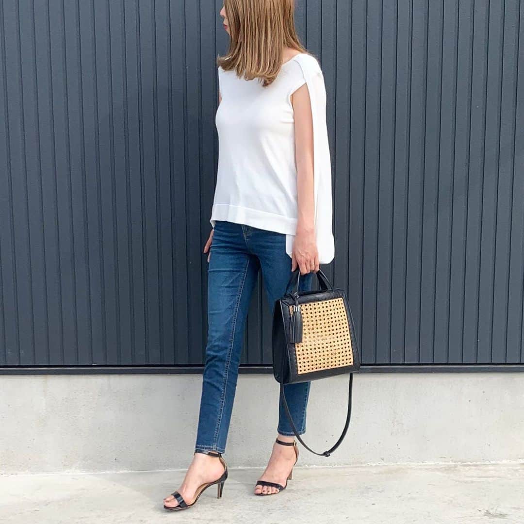 ryuu79hinaのインスタグラム：「#ootd ・ ・ ・ 先日のコーデ ・ ・ ・ 去年の夏買って着てなかった モモンガみたいなコ 二の腕隠せてgood👍💕 ・ ・ ・ GUの#ハイウエストシガレットアンクルジーンズ はイロチで欲しいくらいお気に入り🐼◎ ・ ・ ・ 👕・@elendeek 👖・@gu_global 👡・#gu_for_all 👜・#ZARA ......................................................」