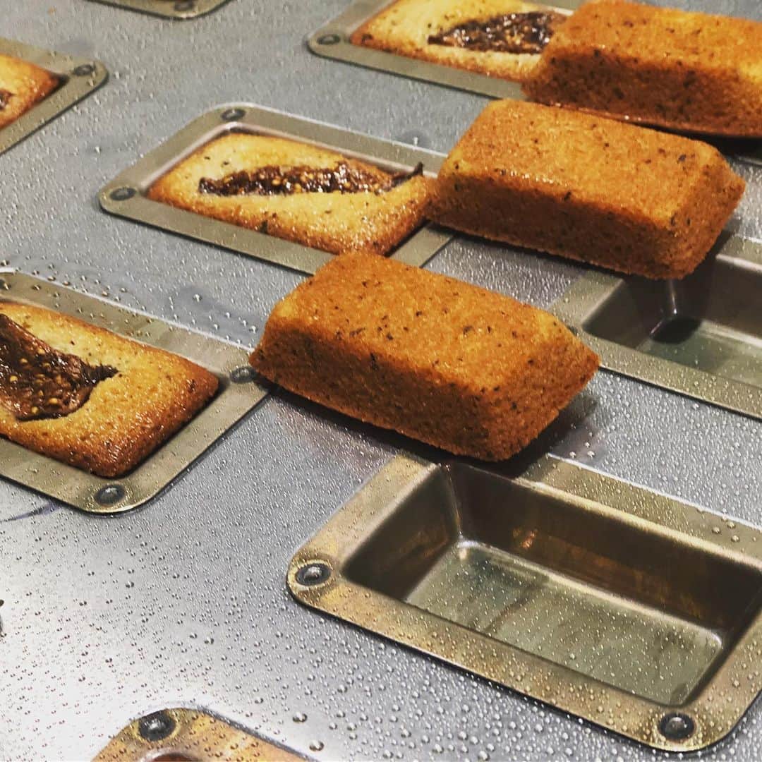 eguchikazuakiのインスタグラム：「新しい焼き菓子、焼けた、型がいい😄 味わいはもちろん、意識しているのは状態の均一な仕上がり、安定性、安定性は自分が望む仕上がりをスタッフが安定して仕上げれるか❓ ・ 昨日別のレシピで仕込んで〈すぐ〉焼いたらサクサクでかなり美味しく焼けました😊 想像以上の120点❗️ すぐ＝仕込み終わりから3分以内にオーブンへ。 次はその後5倍で仕込んで〈すぐ〉焼いたら最期の方に絞って焼いた生地は仕込みから16分後だったからか、若干目が詰まりました🤨味は美味しい、98点。 ・ たぶん100個、1000個と仕上げる中でどれもある一定レベルはクリアしていますが、この一点集中するポイントがお菓子屋の、パティシエの差な気がします。 ・ 効率を良くする部分と違いを明確にさせる部分。手仕事をやる意味❓ いまのその仕事は機械で置き換えれるのではないか❓と自問自答して価値あるパティシエになる時。なめてるとやられるぞ 2019年半年終わって後半戦はスタッフの為にもっと働きます💪 ・ #delimmo #デリーモ #パティシエ #職業 #弱い #成長がない #枠を決めてる #ダサい #時間 #限りがある #もうすぐ #35歳 #そろそろ #スタッフ #かます #デリーモ #攻める時 #充電完了 #ショコラティエ #江口和明 #本気 #開始」