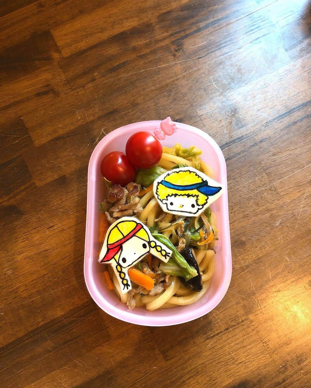 みきママさんのインスタグラム写真 - (みきママInstagram)「【野沢菜焼うどんです！】. . . . お早うございます～！！ . . 冷蔵庫に、野沢菜昆布さんがいらっしゃいました。  この前は野沢菜ハンバーグ弁当にしました。今日は何にしようかな？ . . . 野菜山盛りの焼きうどんにします！ . 野菜はダイエット中の旦那にたくさん入れよう！冷凍しておいた生姜焼きも入れます。味が足りなかったので、麺つゆを少しだけ入れて味をととのえました。 . . . ❤️ダイエット中の旦那はね、うどん少なめの焼き野菜たっぷり弁当です。  うどんはほとんどはる兄と杏ちゃんに入れました！いつもサラダばっかりでは飽きちゃうもんね。焼き野菜で満腹中枢を働かしてください。 . . . ❤️はる兄は、山盛り焼きうどん弁当ができた〜！！ おかずは、晩ご飯の残りをチンして詰めました。 . . . ❤️杏ちゃんは、ミニ焼うどん弁当です。  パティ＆ジミーです。サンリオのキャラです。 なーつかしーですね！ . . .  すると、杏ちゃん「やさいがおおいー。」ってさ。. .  杏ちゃん、よく見たらうどんばっかりだから大丈夫。 . . . そしたら、今度は、杏ちゃん「くつしたみじかいの、やだー。」ってさ。. . . 泣き出しました。衣替えで長い靴下から短いのになったのが嫌なんだって。. . #お弁当 #焼うどん #野沢菜 #ダイエット」6月6日 9時39分 - mikimama_official