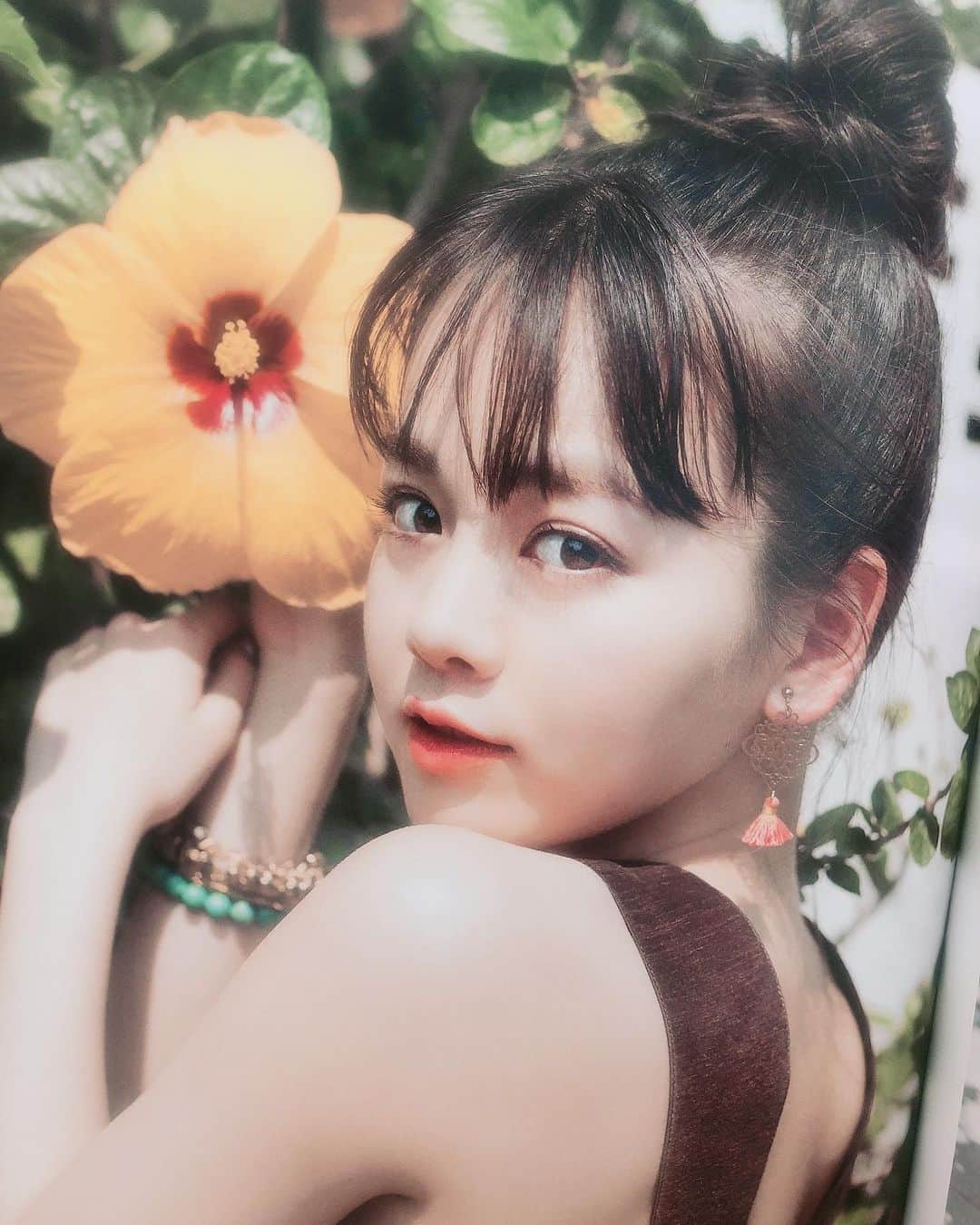 川上舞乃のインスタグラム：「伊原六花さん 2nd写真集 発売！  六花ちゃんと、6つの花を探す旅をしてきました！  そうです。大阪府立登美丘高校ダンス部の元キャプテン。NHK朝ドラ 「なつぞら」のモモッチさんでございます。  #伊原六花  #写真集  #styling  #mywork  #スタイリストアシスタント募集  #アシスタント募集 #ファッションスタイリスト  #ファッションスタイリストアシスタント募集」