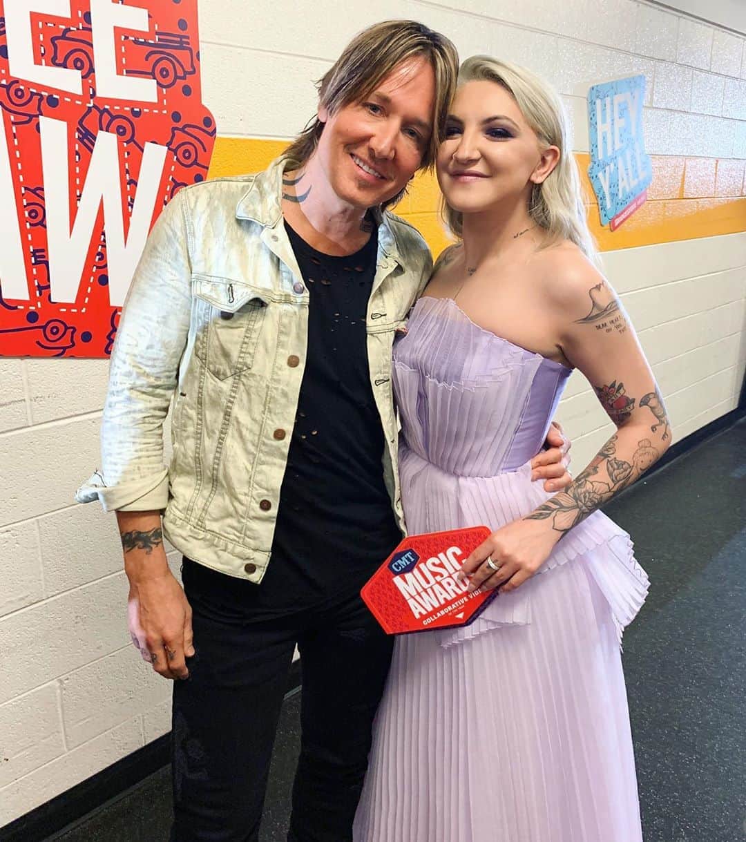 キース・アーバンのインスタグラム：「#CMTawards Collaborative Video of the Year!! #ComingHome」