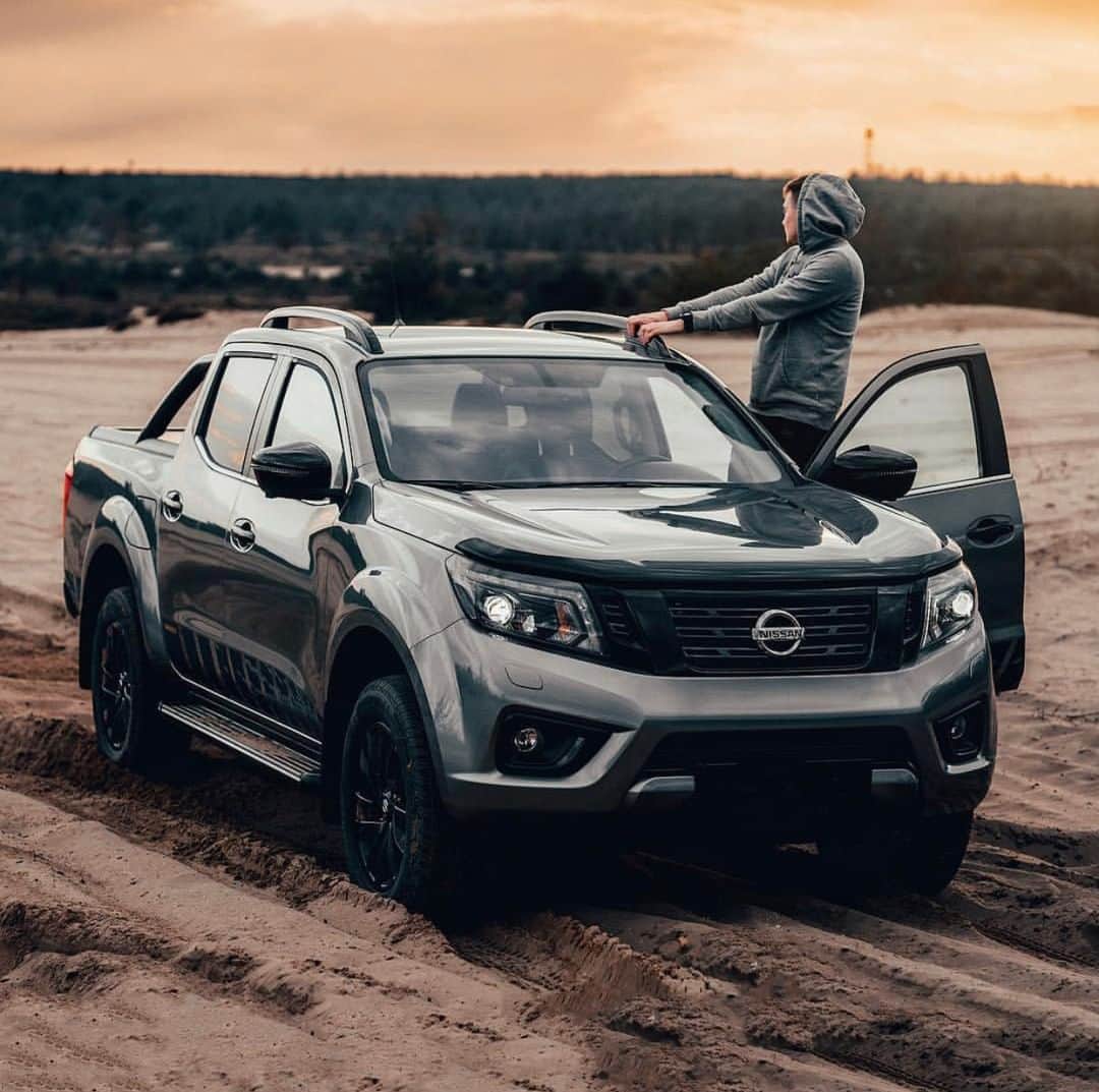 のインスタグラム：「You take in the moment, we'll take on the tracks. #WednesdayWisdom #NissanNavara #Nissan #Navara 📷: @filipizr 🚗: @adam_slobodnik」