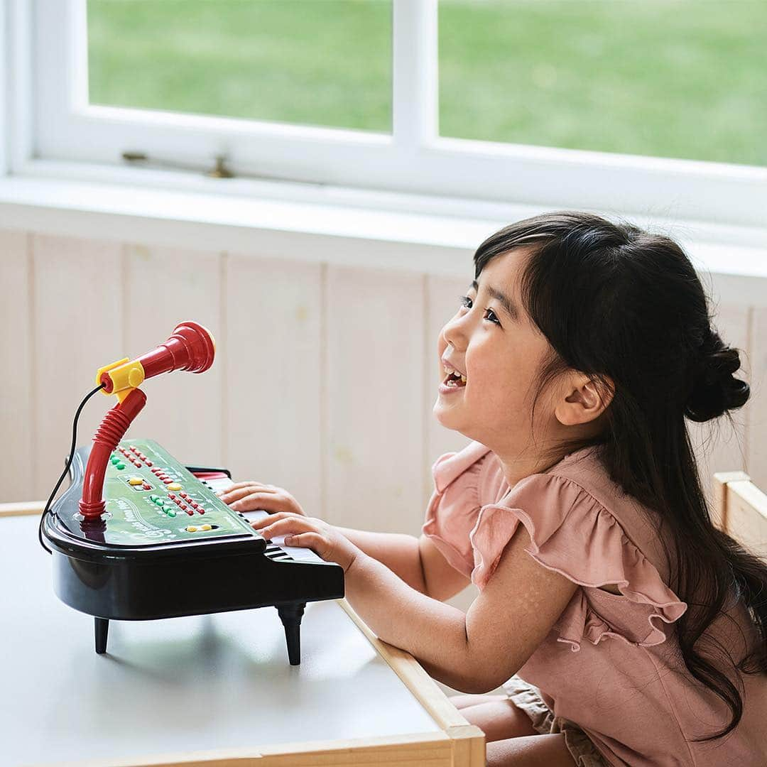 西松屋さんのインスタグラム写真 - (西松屋Instagram)「. 雨の日はお子様と一緒にお家遊びを楽しみましょう☔🎵 . 雨の多い梅雨の季節や暑くて外に出たくない日に備えてキッズスペースのご準備をしませんか？ . インテリアに合わせてカラーが選べるマットも取り揃えています♪ 掲載のマット1枚のサイズは（約）31.5cm×31.5cm×厚み1.0cmです。 お部屋の大きさや目的に合わせてコーディネートしてみてくださいね😊 ━━━━━━━━━━━━━━━ 1枚目：アイテム ◇カラーマット 8枚入 ￥469（税込）4562130913507 ◇デザインマット ミッキーマウス＆ミニーマウス カラー ９枚入 ￥699（税込）4562130913538 ◇ジャイアントキャリアカー 3歳以上 ￥1,399（税込）4582140230210 ◇クリエイティブロック 38個入 18ヶ月～ ￥999（税込）4562130922721・4562130926453 . 2枚目：アイテム ◇くみあわせマット カフェラテとミルク 8枚入 ￥469（税込）4562130915334 ◇あそぼっくす 3歳以上 ￥1,498（税込）4562130922974・4562130916775 ◇つみき 50ピース 1.5歳以上 ￥1,498（税込）4562130922936・4562130914351 . 3枚目：アイテム ◇カラーマット ぱすてる 8枚入 ￥469（税込）4562130918854 ◇おやさいモリモリバスケット 3歳以上 ￥899（税込）4562130918328 ◇フルーツモリモリバスケット 3歳以上 ￥899（税込）4562130918335 . 4枚目・5枚目：アイテム ◇うたって！ひいて！キッズピアノ プラス 3歳以上 ￥1,699（税込）4562130922295 ━━━━━━━━━━━━━━━ ※一部のマットは取り扱いのない店舗もございます。 ※小物は参考商品です。 ※掲載価格は投稿時の価格となります。 ※掲載商品は実物と色が異なる場合がございます。 ※店舗により品揃え・在庫が異なる場合がございます。 ※売り切れの場合はご容赦ください。 #西松屋 #nishimatsuya #24028 #スマートエンジェル #smartangel #西松屋オリジナル #カラーマット #クッションマット #ジョイントマット #ベビールーム #組み合わせマット #ブロック #つみき #キッズピアノ #あそぼっくす #ジャイアントキャリーカー #クルマのおもちゃ #車のおもちゃ #男の子おもちゃ #おままごと #女の子おもちゃ #赤ちゃんのおもちゃ #おもちゃ #西松屋のおもちゃ #キッズ #赤ちゃん #ベビー #ベビー用品 #ベビーグッズ」6月6日 10時00分 - 24028.jp