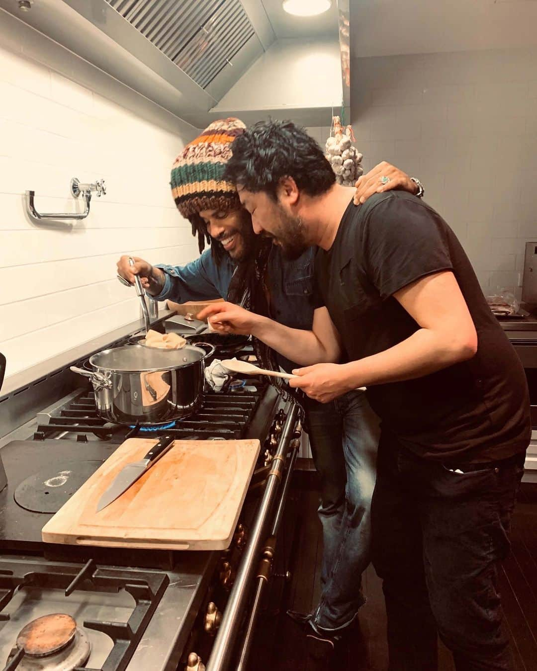 レニー・クラヴィッツさんのインスタグラム写真 - (レニー・クラヴィッツInstagram)「Cooking at home with @pierre_sang . What a way to end a beautiful night.」6月6日 9時54分 - lennykravitz