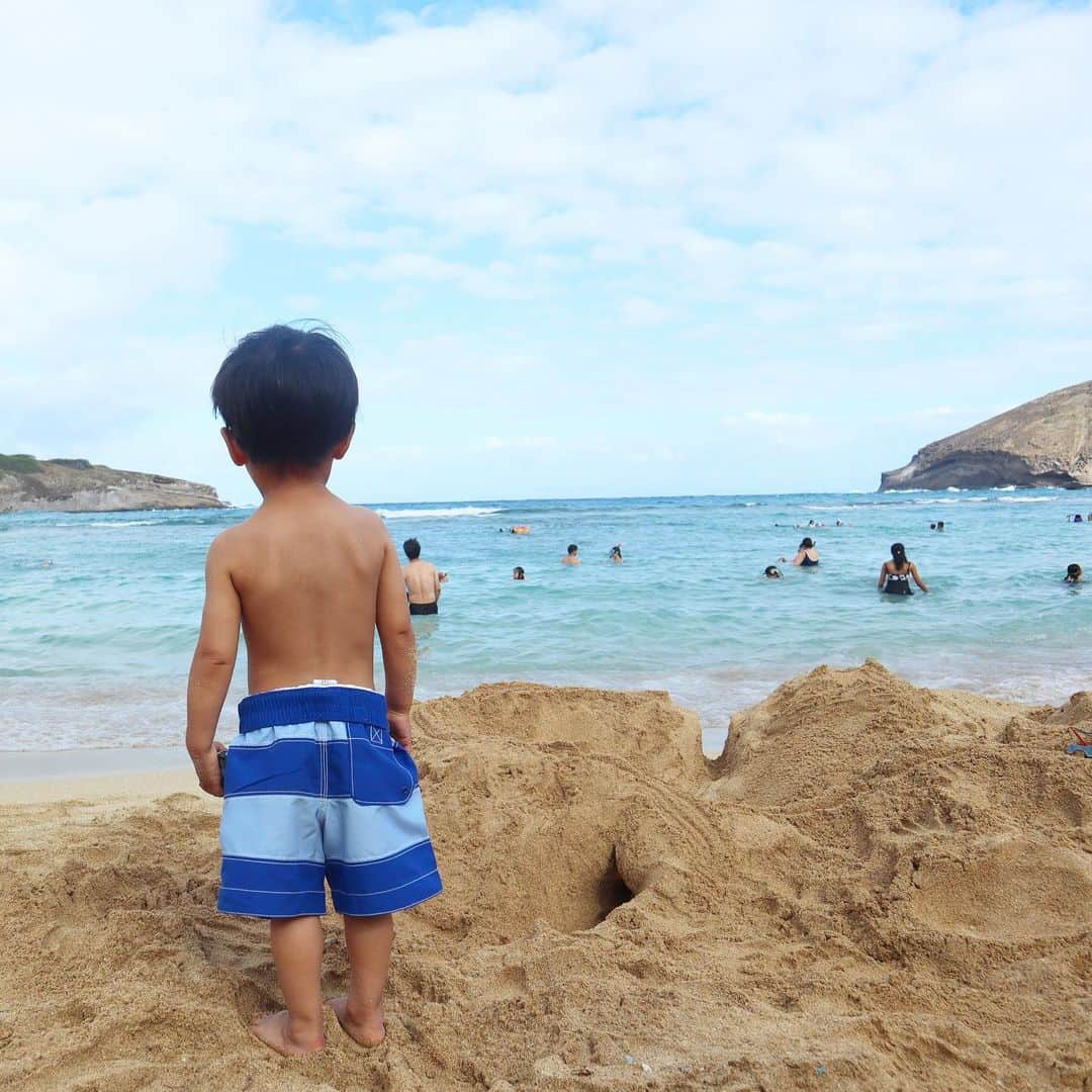 筧沙奈恵さんのインスタグラム写真 - (筧沙奈恵Instagram)「ハナウマベイ🌊 ・ 義両親が新婚旅行の時にバイクで来た思い出の場所だそう。 ・ 真っ青でとてもキレイなビーチでした🏖 ・ 娘はどんどんな波に向かっていくのと反対に、息子は怖がって波に近づかず、砂で道を作って車を走らせていました🚙 ・ 姉弟でタイプが違っておもしろい👧👦 ・ #ハナウマベイ #hanaumabay #ハワイ #ハワイ旅行 #子連れ旅行 #子連れハワイ #hawaii #旅行 #家族旅行 #5歳 #娘 #2歳 #息子 #3世代旅行 #3世代ハワイ #2人育児 #姉弟」6月6日 10時17分 - sanaekakei
