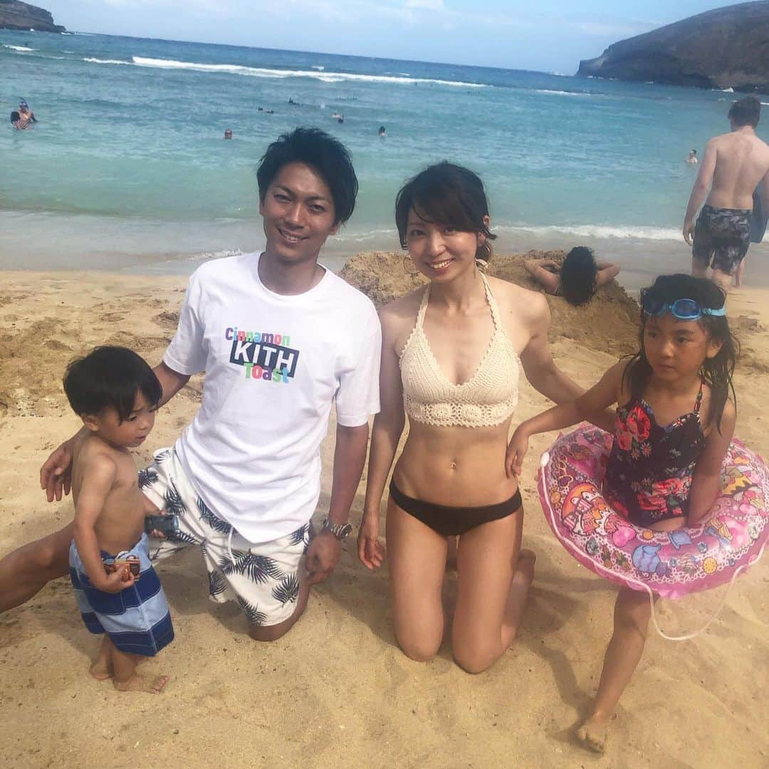 筧沙奈恵さんのインスタグラム写真 - (筧沙奈恵Instagram)「ハナウマベイ🌊 ・ 義両親が新婚旅行の時にバイクで来た思い出の場所だそう。 ・ 真っ青でとてもキレイなビーチでした🏖 ・ 娘はどんどんな波に向かっていくのと反対に、息子は怖がって波に近づかず、砂で道を作って車を走らせていました🚙 ・ 姉弟でタイプが違っておもしろい👧👦 ・ #ハナウマベイ #hanaumabay #ハワイ #ハワイ旅行 #子連れ旅行 #子連れハワイ #hawaii #旅行 #家族旅行 #5歳 #娘 #2歳 #息子 #3世代旅行 #3世代ハワイ #2人育児 #姉弟」6月6日 10時17分 - sanaekakei