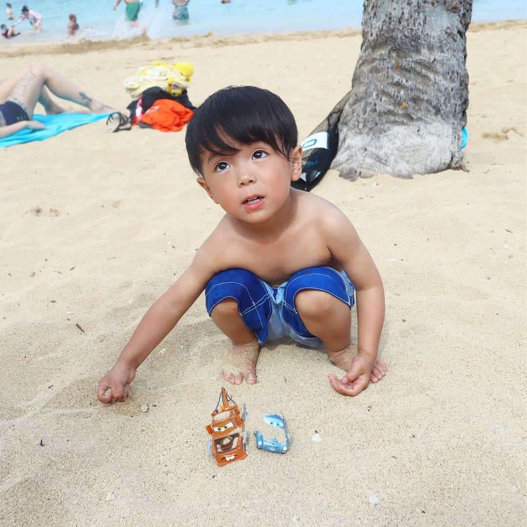 筧沙奈恵さんのインスタグラム写真 - (筧沙奈恵Instagram)「ハナウマベイ🌊 ・ 義両親が新婚旅行の時にバイクで来た思い出の場所だそう。 ・ 真っ青でとてもキレイなビーチでした🏖 ・ 娘はどんどんな波に向かっていくのと反対に、息子は怖がって波に近づかず、砂で道を作って車を走らせていました🚙 ・ 姉弟でタイプが違っておもしろい👧👦 ・ #ハナウマベイ #hanaumabay #ハワイ #ハワイ旅行 #子連れ旅行 #子連れハワイ #hawaii #旅行 #家族旅行 #5歳 #娘 #2歳 #息子 #3世代旅行 #3世代ハワイ #2人育児 #姉弟」6月6日 10時17分 - sanaekakei