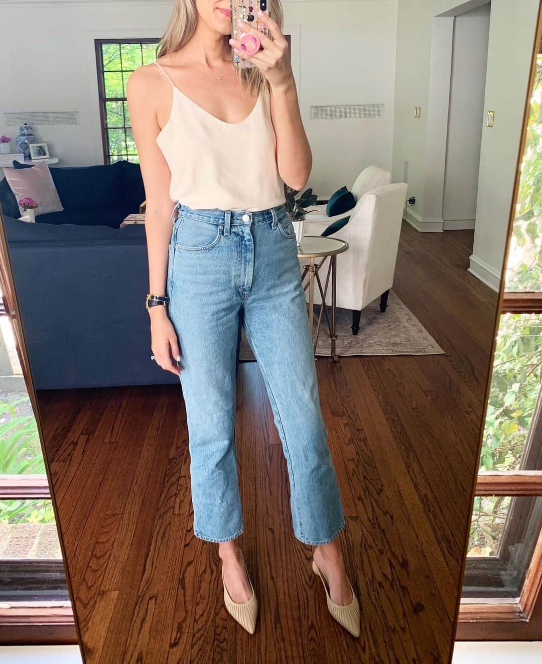 Anna Jane Wisniewskiのインスタグラム：「On stories today, I styled my trusty silk cami four different ways for the #shopyourclosetseries. Love how a simple, blush cami can dress up a high-waist straight leg jean. For a second, I was taken back to my college days, when a version of this top was faux-satin, long (like tunic long), probably had lacy details, and I wore a low slung belt over it (why?). The early aughts were a beautiful time. All outfit detail here INCLUDING the $7 bra from amazon I wear under the cami: http://liketk.it/2Cl8O #liketkit @liketoknow.it #cami #ootd  #agolde #everlanewomen #cultgaia」
