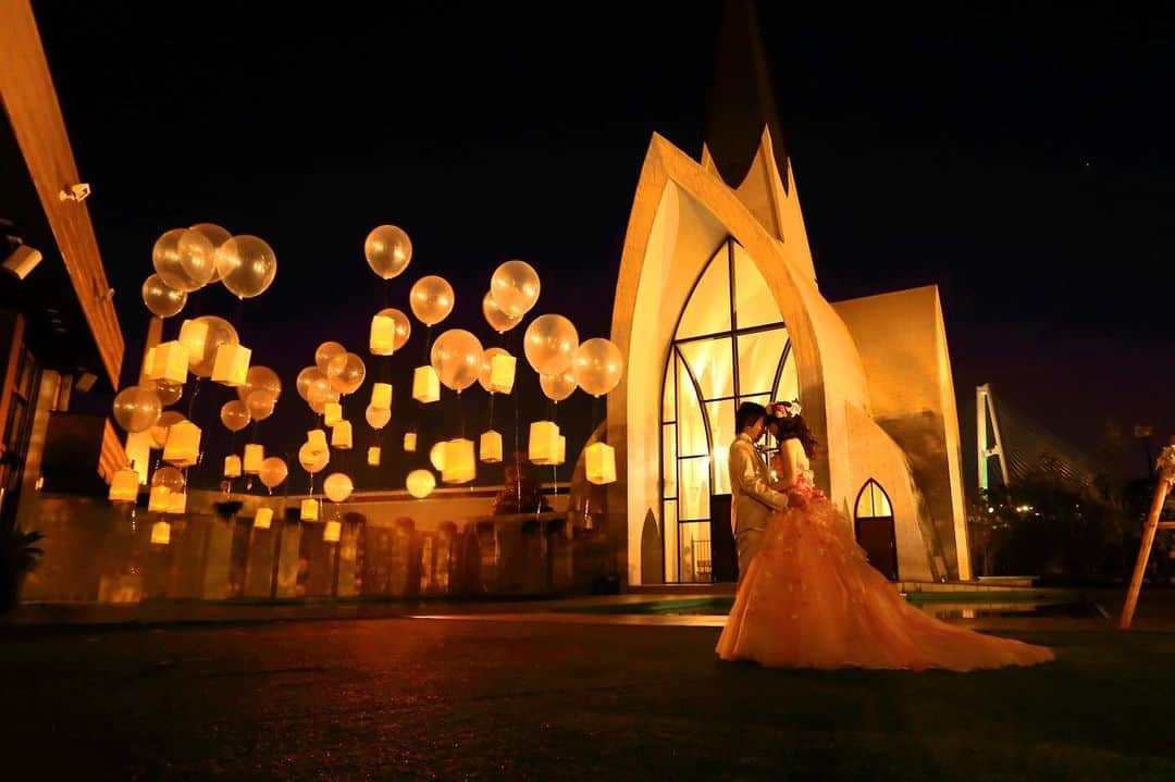 アンジェローブ 名古屋 結婚式場さんのインスタグラム写真 - (アンジェローブ 名古屋 結婚式場Instagram)「@weddingisland_angerobe をフォローして、 『 #アンジェローブ 』のタグで. お写真を投稿してくださいね＊*. . ——————————. . 夜のチャペルの前で風船を浮かせて…✨ お昼とは少し違った雰囲気でのお写真も素敵です💕 .——————————. . -アンジェローブの公式HPをcheck＊* http://www.angerobe.co.jp/sp/ -ブライダルフェアの予約はコチラから♪ http://www.angerobe.co.jp/sp/fair/ . ——————————. . ぜひ『 #アンジェローブ 』のハッシュタグで. ウェディングの写真を投稿してくださいね＊*. ステキなお写真はこちらのアカウントでリグラムさせていただきます♪. . また『#アンジェローブ』のハッシュタグで投稿していただいた#アンジェ嫁 様は必ずフォローさせて頂きます💕  プレ花嫁さんも卒花嫁さんもずーっと繋がっていきましょう💕 .  #wedding #weddingdress #colordress  #バルーンウェディング #スカイランタン #プレ花嫁 #かわいい #結婚式準備 #卒花 #東海プレ花嫁 #名古屋プレ花嫁 #リニューアルオープン #アンジェローブ  #名古屋結婚式場 #婚約 #プロポーズ #港区 #金城ふ頭 #natural #ナチュラル #ナチュラルウェディング  #naturalwedding #ナイトウェディング」6月6日 10時11分 - weddingisland_angerobe