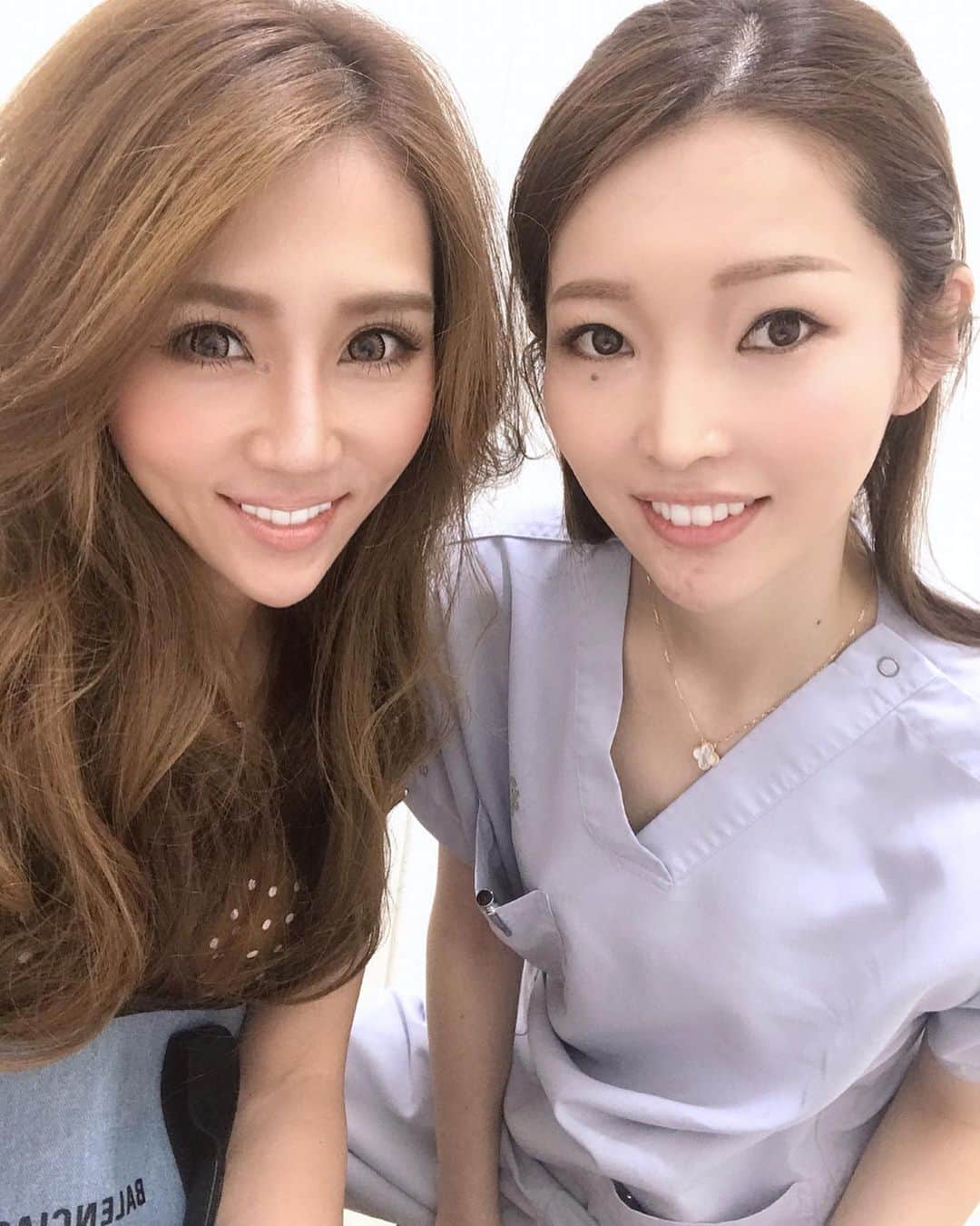 のインスタグラム：「. . ⚠️最後閲覧注意❗️ ▶︎▶︎スライドしてね▶︎▶︎ . 1枚目…永峯先生と♡ 2枚目…ほくろ除去前 3枚目…ほくろ除去後 4枚目…ほくろ除去後テープ 5枚目…とったほくろw . 少し遅くなっちゃったんだけどリフトアップの 1ヶ月経過観察に東京中央美容外科新宿院 ( @tcbshinjuku )に行ってきたよ✨ まぁ、見てのとうりたるみなどないです😽 直後より1ヶ月くらい経ったほうがほんとにスッキリ👐🏼 顎がシュッとしてる✨ . 今回初めましての永峯先生👩‍⚕️💕 (@tcb_nagamine ) ずっと悩んでた目の横のほくろをとってもらいました✨ 施術時間五分？かかってない😳 クールな印象だったんだけど施術中の会話など 娘に対してとても優しく笑顔で接してくれて 素敵な先生でした😽❤️ 永峯先生は元小児科で働いてたんだって👧🏻👶🏻 痙攣の話とか雑談もさせてもらって心が和やかに💕 ありがとうございました❤️ . 予約の時に私のinstagram見たって伝えると 良いことがあるかも✨✨ . . #リフトアップならTCB東京中央美容外科#美容整形ならTCB東京中央美容外科#東京中央美容外科#東京中央美容外科新宿院 #美容外科#新宿#永峯祥子#TCB式小顔美肌再生#リフトアップ#ほくろ除去#PR」