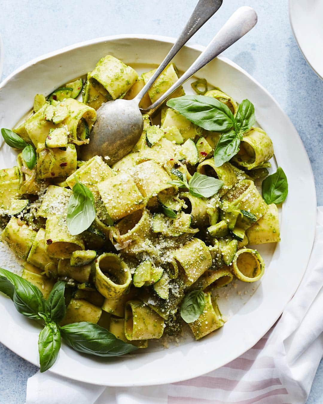 Gaby Dalkinさんのインスタグラム写真 - (Gaby DalkinInstagram)「Who’s made my basil vinaigrette?!! It’s EVERYTHING this time of year (in fact it’s all over the dinner party I’m cooking in my IG stories right now!!) and it’s also on this summer pasta on the blog. Promise me you’ll make it. It’s so good you’ll want to drink it 😘🤣 recipe link in profile」6月6日 10時19分 - whatsgabycookin