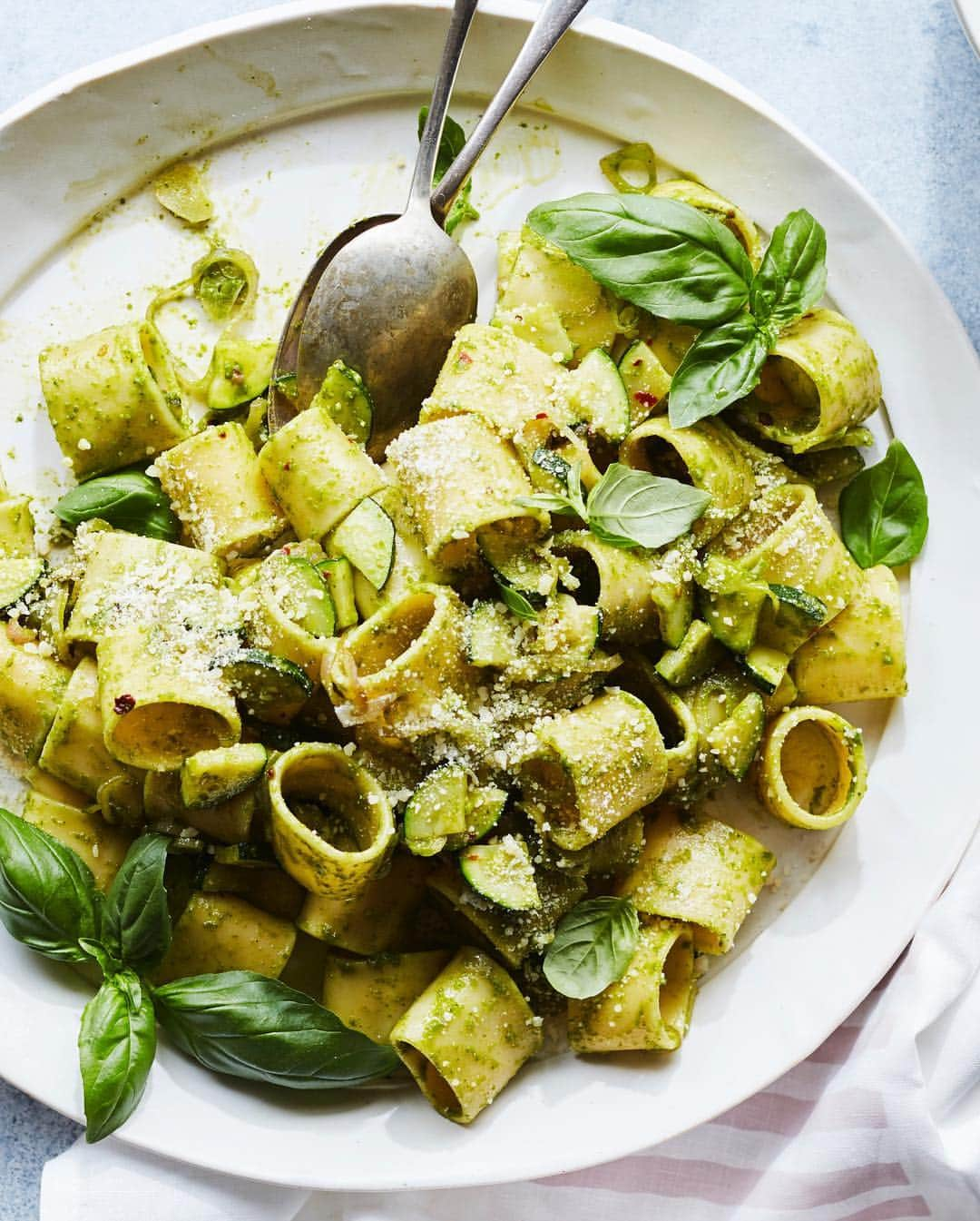 Gaby Dalkinさんのインスタグラム写真 - (Gaby DalkinInstagram)「Who’s made my basil vinaigrette?!! It’s EVERYTHING this time of year (in fact it’s all over the dinner party I’m cooking in my IG stories right now!!) and it’s also on this summer pasta on the blog. Promise me you’ll make it. It’s so good you’ll want to drink it 😘🤣 recipe link in profile」6月6日 10時19分 - whatsgabycookin