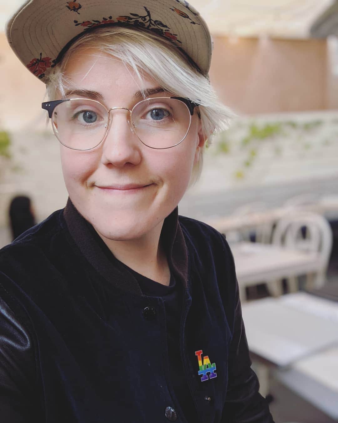ハナー・ハートのインスタグラム：「I'm not really a pin-on-jacket kind of person, but this year for #Pride I'm challenging myself to be overtly out and about by sticking this pin on my all-the-time jacket of choice. In middle school a friend gave me a rainbow ally pin that I rejected with much closeted fervor. These days I'm always surprised when my internalized homophobia pops up so I'm hoping this exercise will help me embrace pride and forsake shame. Wish me luck! 🌈」