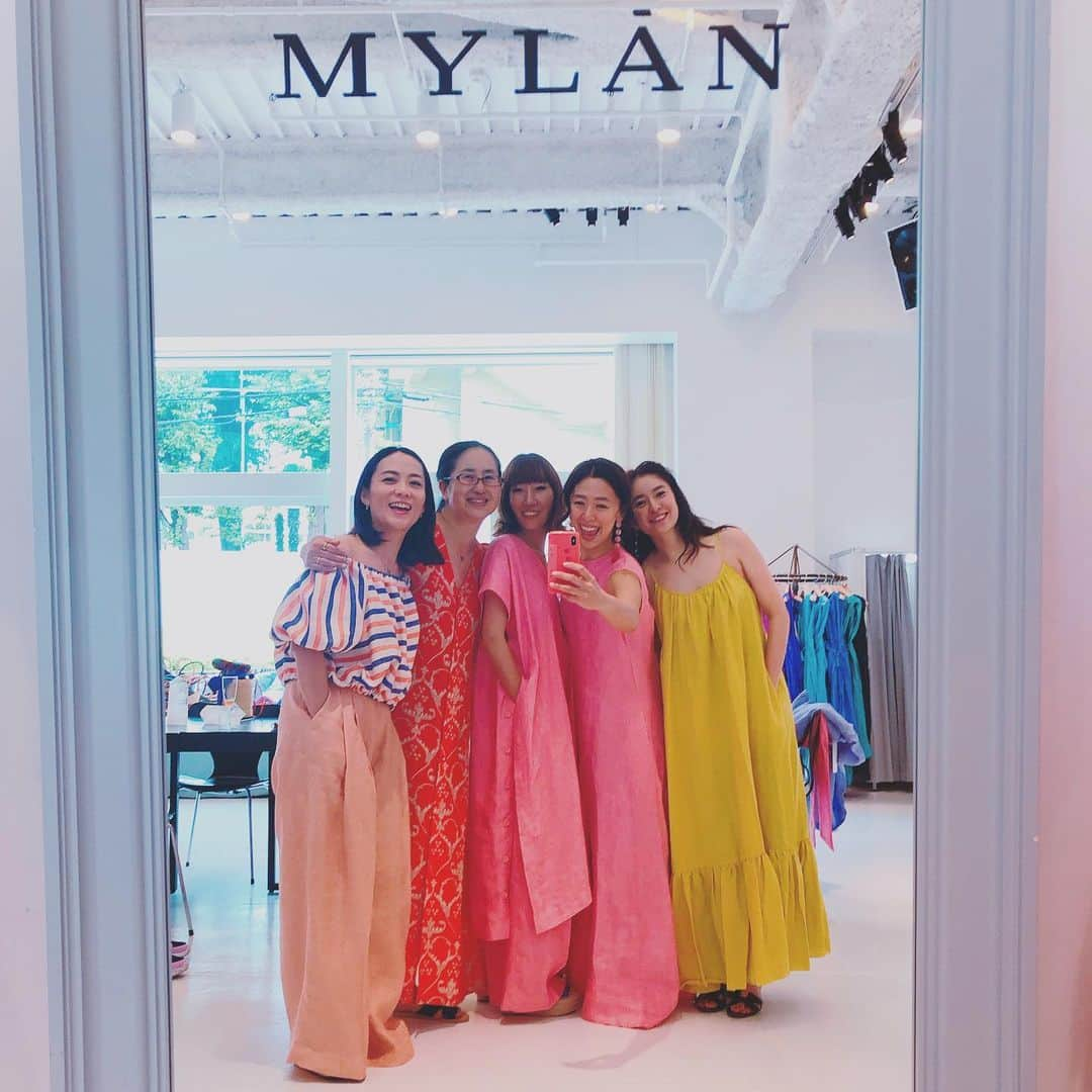 野沢和香さんのインスタグラム写真 - (野沢和香Instagram)「We ♡ #MYLAN  皆大好きな @keikosasaki_mylan の夏服をみてきました👯‍♀️ この Summer Vibes✨！は他にない😆  早く夏🏝！早くリゾート行きたい🐬！になるお洋服✨ 大人が纏えるhappy colorにこの夏も心が華ぎます^_^」6月6日 10時27分 - wakanozawa