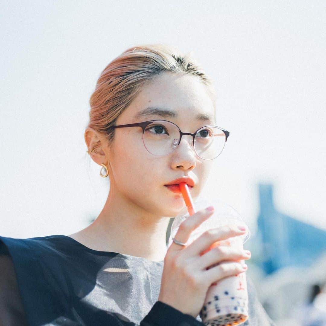 Zoff Officialのインスタグラム：「DESIGN METAL / ZD182017_43F1 Model @_0138n 黒のシースルーのトップスには、メタリックなフレームを合わせて大人の雰囲気に。 縁が二重になったおしゃれなデザインがアクセントとなり、目元を彩ります。 #Zoff #fashion #eyewearstyle #メガネ #ゾフ女子 #Zoffコーデ #原宿 #東京 #tokyo」