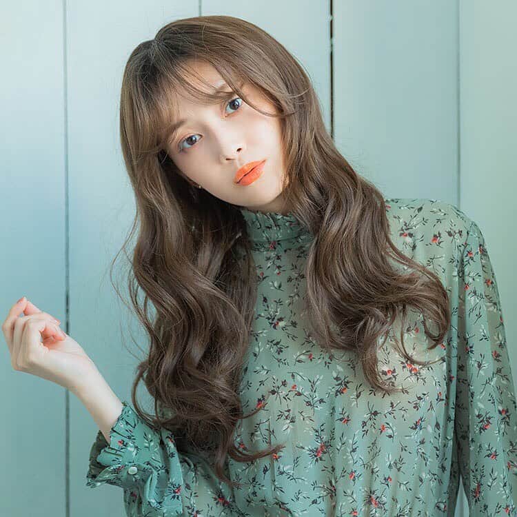 lineastoria_rakutenのインスタグラム：「*﻿ *﻿ New Arrival﻿ ﻿ 綿毛のようなふんわり感とドライな質感のカールが色っぽいヘアスタイル。 ダブルバングになっているので、その日の気分で前髪を下ろしても流しても可愛いです♡ ﻿ ﻿ item﻿ #天使のフラッフィーカール model﻿ #和田えりか ちゃん﻿ @_wadaerika﻿ ﻿ #リネアストリア #リネアウィッグ #リネア #ウィッグ #カツラ #ヘアスタイル #新作 #医療用ウィッグ #レースフロント #レースフロントウィッグ #フルウィッグ #ロング #ダブルバング #イメチェン #ファッションウィッグ #オシャレウィッグ #ウェーブヘア #マットヘア #lineastoria #lineawig #wig #newarrivals #リネアストリア楽天市場店」