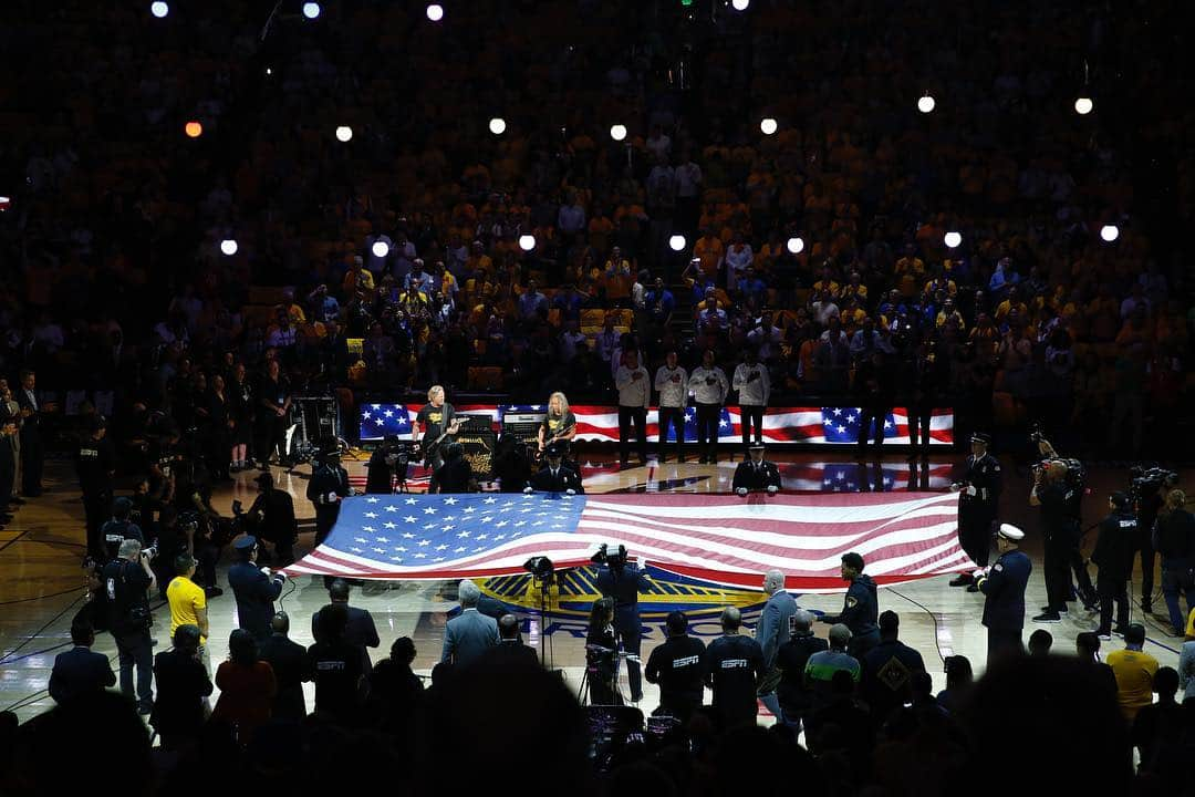 メタリカさんのインスタグラム写真 - (メタリカInstagram)「James and Kirk had the honor of kicking off Game 3 tonight by performing the National Anthem at Oracle Arena before the @warriors and @raptors tipped off. Thanks to the @nba and the Golden State Warriors - we had a blast crashing your party! Go Dubs! #NBAFinals ・・・ 📸 Rey Josue II, Noah Graham & Nathaniel Butler // @NBA Photos」6月6日 10時34分 - metallica