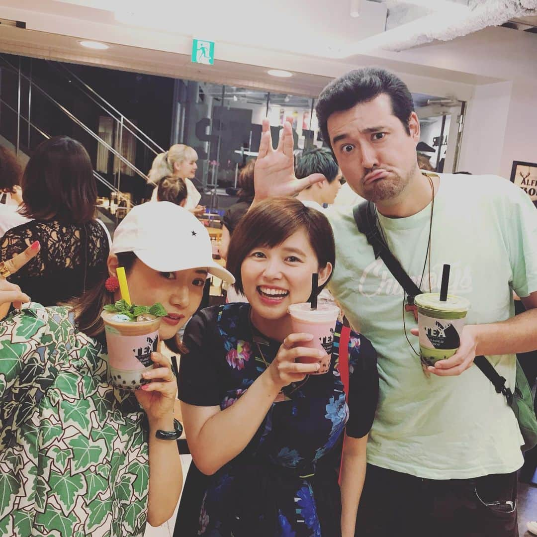 D[di:]さんのインスタグラム写真 - (D[di:]Instagram)「昨夜は、いつも行列できてる#alfredtearoom の原宿店がオープンだわさ🌟な、レセプションに、#オンプラ OB、かつ最近正式に婚約発表した 月曜マシューと木曜 綾波ちんも急遽誘って行ってきたよ🌟 2.なんでかって、D[di:]オリジナル婚姻届をプレゼントしたかったから🎁もーすぐ入籍するってんでハッピーカラー満載プレイスで急いでmtg！おふたりの馴れ初め聞いたり、幸せいっぱいぶり、しかと堪能させていただきました❤️❤️末永くお幸せに❤️ 3.アルフレッドの新作😋チョコミントタピオカミルクティー😋😋😋めちゃウマ❤️チョコミント狂にはたまらなすぎる😋そしてビジュアル可愛すぎるん。しかも、きび糖使用とかウレピ 4.お久しぶりです！〜の伝説の楠本社長とパチりんこ📸 5.お店は、キャットストリートのフラミンゴの上にあるよ 6.原宿店店長の マァちぇる☆と。全体的にチョコミントカラ〜wで可愛いネイルしてたよ💅オモロいから気軽にお店で声かけてみよ〜 アルフレッドのノベルティートートもピンクがキャワ❤️ティーシャツまで入ってたわ〜‼️サンキューNaoちゃん 7.グッズもPOPでKAWAIIよ 8.お店のガールズ達🍓キュートずくしだぜ👍 9.昨夜のD[di:]クルー集合^_^ U谷女史は相変わらず遅刻w 山ちゃんと蒼井優さまの結婚会見動画見ながら歩いてたら別の方向歩いてた〜だと。いろいろ、ガーサス🤪 10.婚姻届のお礼がしたいと、アヤナンがゆーので、婚姻届手づくりだから、手づくり返ししてゆーたら、アヤナンお手製ココアビスコッティやいてきてくれた😋んまんま^_^ いまこれいただきながら、仕事してるっ 手紙も嬉しかったな👍アヤナンありがとちゃん❤️ #d_official #reception #chocomint #タピオカみるくてぃー #LA発  #eleykishimoto の #衣替えで発掘 されたワンピースとリュックがお揃い柄だったのでやたらと声かけられた」6月6日 10時27分 - deeth