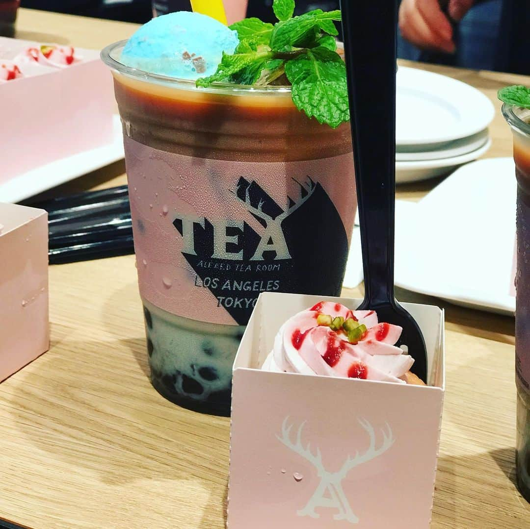 D[di:]さんのインスタグラム写真 - (D[di:]Instagram)「昨夜は、いつも行列できてる#alfredtearoom の原宿店がオープンだわさ🌟な、レセプションに、#オンプラ OB、かつ最近正式に婚約発表した 月曜マシューと木曜 綾波ちんも急遽誘って行ってきたよ🌟 2.なんでかって、D[di:]オリジナル婚姻届をプレゼントしたかったから🎁もーすぐ入籍するってんでハッピーカラー満載プレイスで急いでmtg！おふたりの馴れ初め聞いたり、幸せいっぱいぶり、しかと堪能させていただきました❤️❤️末永くお幸せに❤️ 3.アルフレッドの新作😋チョコミントタピオカミルクティー😋😋😋めちゃウマ❤️チョコミント狂にはたまらなすぎる😋そしてビジュアル可愛すぎるん。しかも、きび糖使用とかウレピ 4.お久しぶりです！〜の伝説の楠本社長とパチりんこ📸 5.お店は、キャットストリートのフラミンゴの上にあるよ 6.原宿店店長の マァちぇる☆と。全体的にチョコミントカラ〜wで可愛いネイルしてたよ💅オモロいから気軽にお店で声かけてみよ〜 アルフレッドのノベルティートートもピンクがキャワ❤️ティーシャツまで入ってたわ〜‼️サンキューNaoちゃん 7.グッズもPOPでKAWAIIよ 8.お店のガールズ達🍓キュートずくしだぜ👍 9.昨夜のD[di:]クルー集合^_^ U谷女史は相変わらず遅刻w 山ちゃんと蒼井優さまの結婚会見動画見ながら歩いてたら別の方向歩いてた〜だと。いろいろ、ガーサス🤪 10.婚姻届のお礼がしたいと、アヤナンがゆーので、婚姻届手づくりだから、手づくり返ししてゆーたら、アヤナンお手製ココアビスコッティやいてきてくれた😋んまんま^_^ いまこれいただきながら、仕事してるっ 手紙も嬉しかったな👍アヤナンありがとちゃん❤️ #d_official #reception #chocomint #タピオカみるくてぃー #LA発  #eleykishimoto の #衣替えで発掘 されたワンピースとリュックがお揃い柄だったのでやたらと声かけられた」6月6日 10時27分 - deeth