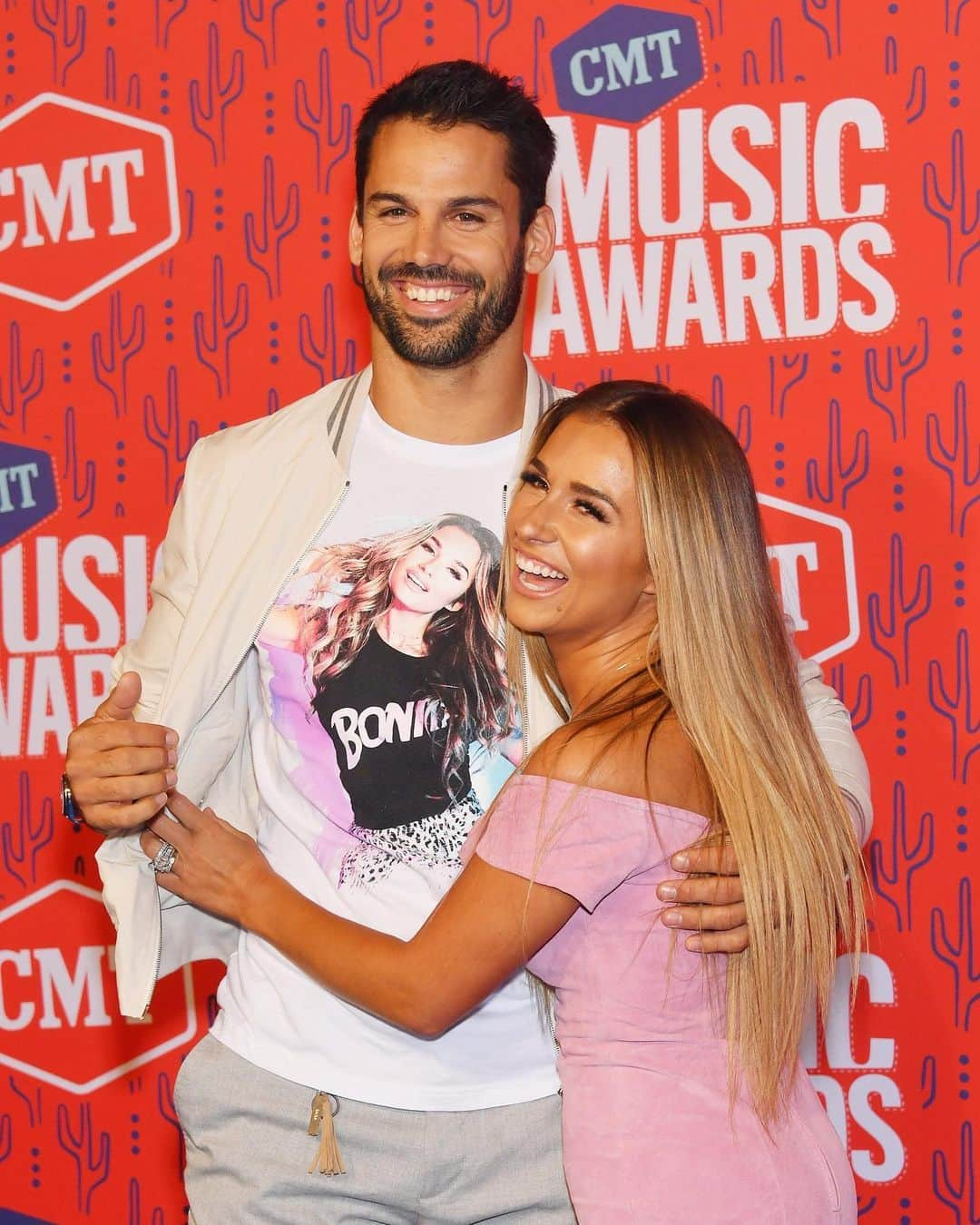 E! Onlineさんのインスタグラム写真 - (E! OnlineInstagram)「We need Eric Decker kind of support in our lives. #CMTAwards (📷: Getty Images)」6月6日 10時36分 - enews