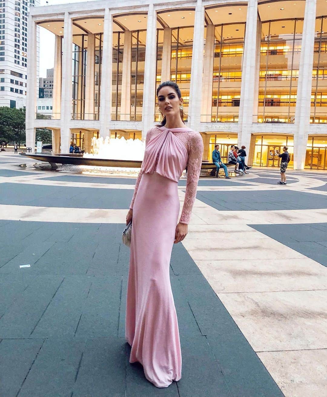 ヒラリー・ローダのインスタグラム：「Presenting at the @fragrancefoundation awards tonight! 🏆 #TFFAwards」