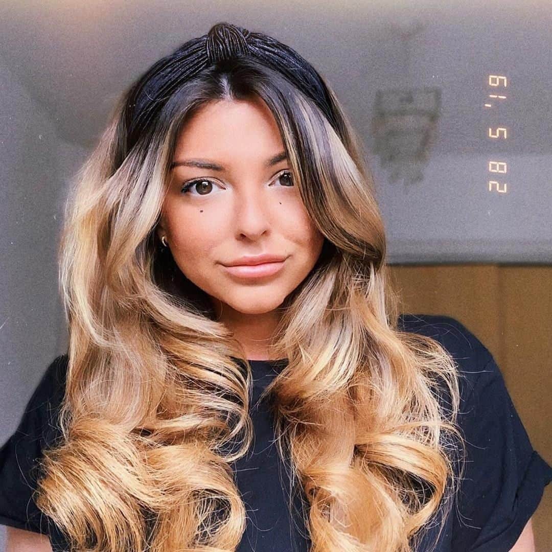 のインスタグラム：「The perfect partner for a bouncy blow; our shimmering pleated fabric hairband. It's a firm #Accessorizer favourite! Tap the link in our bio to shop. 📷: @emilialucia #Accessorizer #Accessorize」