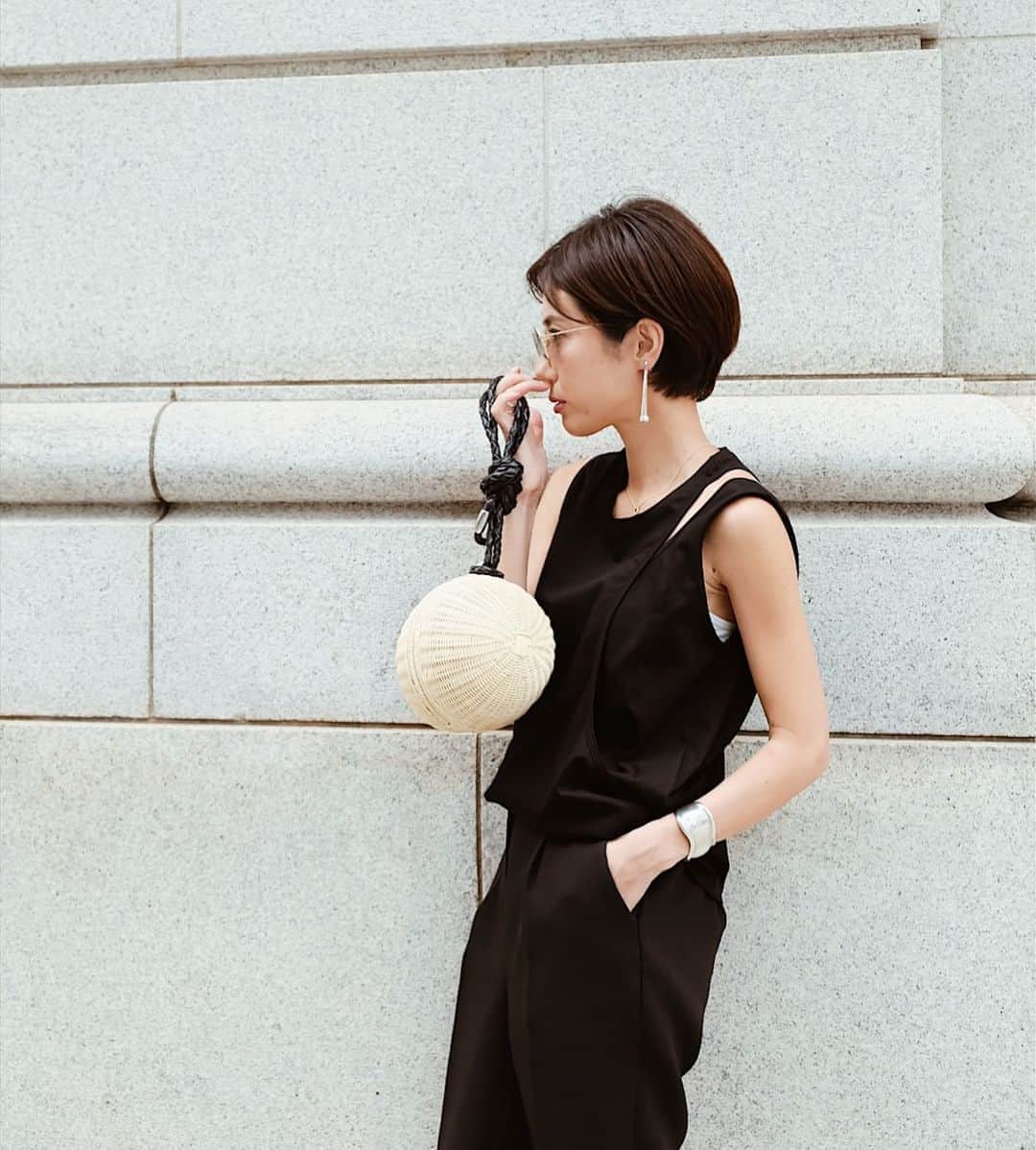 のインスタグラム：「black🖤 * たまにはblackも新鮮だ😎アシンメトリータンク他3アイテムの予約発売がこの後18:00からスタートします！ * どのアイテムもPOPUPで完売しました人気ものばかり！ * このアシンメトリータンクは、トレンドライクなデザインは勿論ですが着心地が良く生地感も大人っぽくておすすめです！ * 生産国にはそれぞれのアイテムによって変えてるけどこのカットソーは日本製のものです🇯🇵 * アシンメトリータンクは、生産に時間がかかるので今回の予約は数量限定ですのでお見逃しなく🙏 * #masaco服 #MACHATT #manimaris #alanhills #tiffany #鼻を触る癖あり」