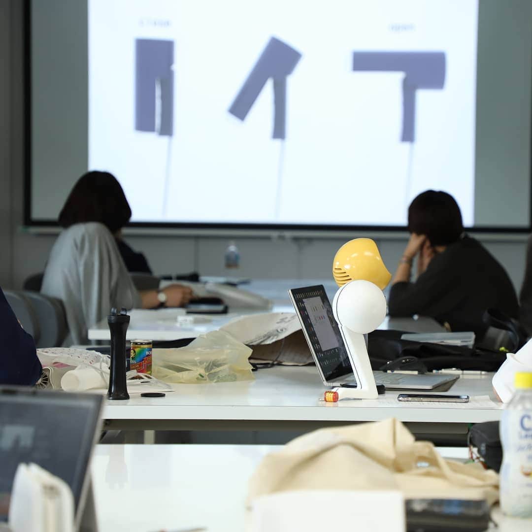東京造形大学 Tokyo Zokei Universityさんのインスタグラム写真 - (東京造形大学 Tokyo Zokei UniversityInstagram)「インダストリアルデザイン専攻領域 「プロダクトデザインＡ」 ・ 日常をより豊かに。ボールペンとドライヤーのユーザビリティ研究を行い、学生たちが新たな製品のデザイン・提案を行いました。 ・ #東京造形大学 #アート #美術 #デザイン #美術大学 #大学 #美大 #インダストリアルデザイン #授業 #プロダクトデザイン  #ドライヤー #ボールペン #tokyozokeiuniversity #arts#design#artuniversity#industrialdesign #productdesign #hairdryer #ballpointpen」6月6日 16時05分 - tokyo_zokei_univ_official