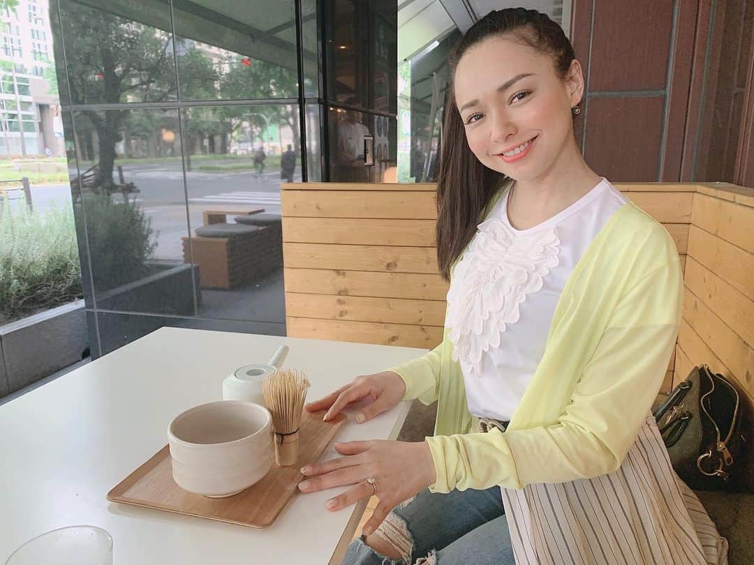 吉田セイラのインスタグラム：「Afternoon tea 🍵 Japanese style 抹茶😊 和菓子と抹茶が大好きなSeira❤️ 待ち合わせも抹茶カフェ🧚🏿‍♀️ せいこと楽しい話がいっぱいできた❤️ #afternoontea #friends #happy #gorgeous #love #life #live #better #best #greattime #girly #ladies #greentea #japanesestyle」