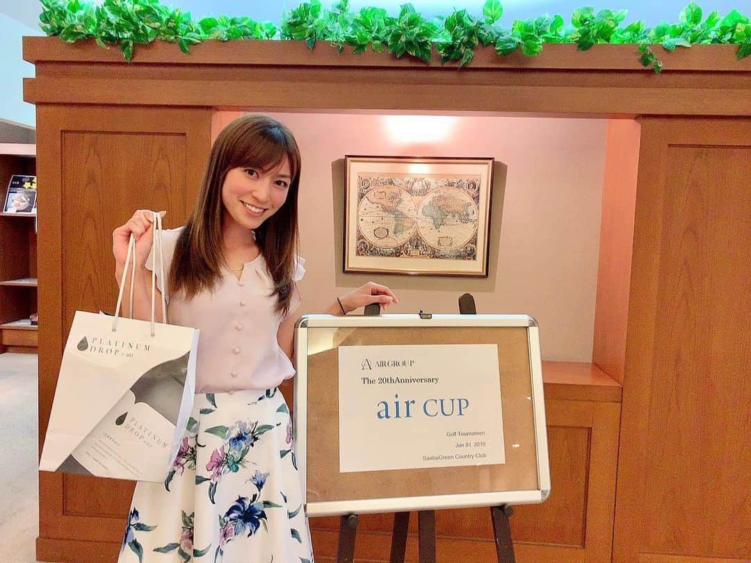 高沢奈苗さんのインスタグラム写真 - (高沢奈苗Instagram)「. aircup⛳️⛳️⛳️ . いつもお世話になっている美容室💇‍♀️ airのコンペに参加してきました💛 . 160人の貸切コンペ！ おしゃれな美容師さん、お客さんと、とても華やかなコンペでした🌸🌸🌸 . お風呂後の髪を乾かしてくれるサービスはさすが美容師さんならでは😃 . . みなみちゃんと一緒に💛 最近みなみちゃんも @air_takayama_daisuke さんのところでカットしたみたい😊✂️✨ . . お客様代表で挨拶までさせて頂きました🙏 . 残念ながらスコアは散々で何もハマらず… でも、参加賞がとても豪華で大満足😍💖 . 普段から愛用している #プラチナドロップ がたくさんで嬉しい♡ ヘアオイルとミストは毎日愛用してます😌 . . 週末はメンテナンスで @air_ginza_central へ😃 梅雨対策してきます🙄 . . . #aircup #air #airginzacentral #beautysalon #hair #エアーカップ #エアー銀座セントラル #コンペ #ヘア用品  #StANDREWS #セントアンドリュース #ゴルフ女子」6月6日 10時44分 - nanaetakasawa