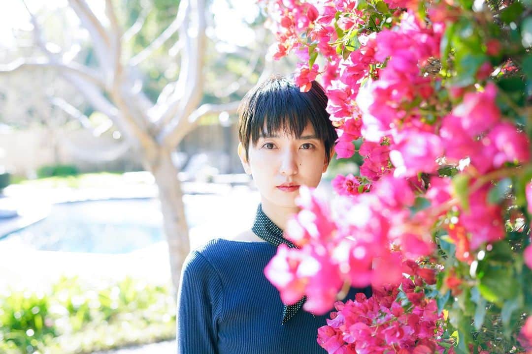 のインスタグラム：「本日、早いものでデビュー７周年を迎えました。ここまで続けることができたのは、いつも支えてくれるみなさんのおかげです。 ． これからも、恐れず、奢らず、怠らず。今までのやり方に固執せず、唄うことの意味や意義を探し求めながら旅を続けてゆきたいと思います。これからも、よろしくお願いいたします！  #デビュー7周年 #記念日 #7 #7thanniversary #anniversary #デビュー記念日 #newphoto #artistphoto」