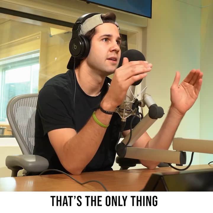T・ミルズのインスタグラム：「Who else thinks @daviddobrik would be an amazing Uber driver?」