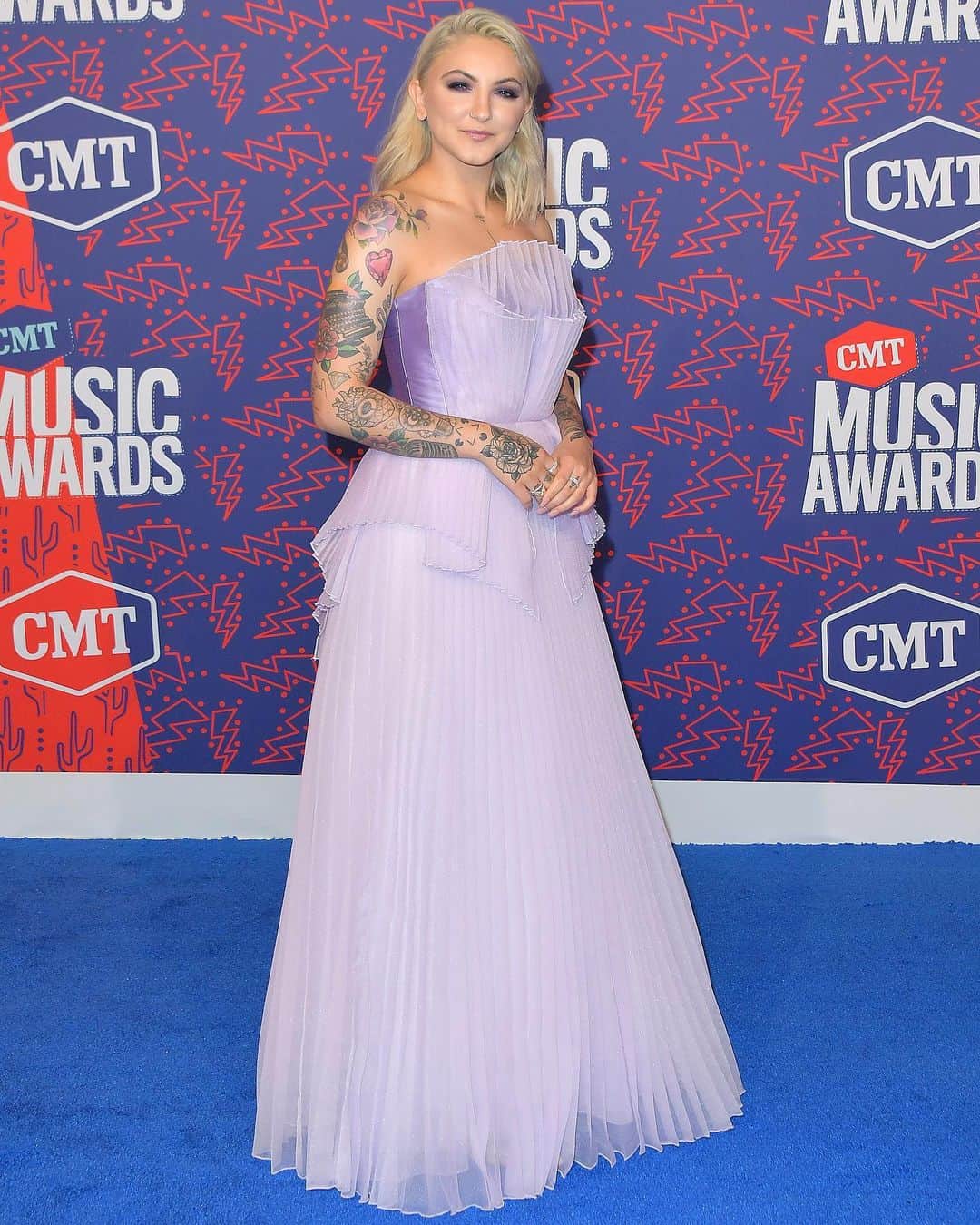 Just Jaredさんのインスタグラム写真 - (Just JaredInstagram)「@juliamichaels looks lovely in lavender at the @cmt Music Awards! More pics at JustJared.com #JuliaMichaels #CMTAwards #CMTAwards2019 Photos: Getty」6月6日 10時52分 - justjared
