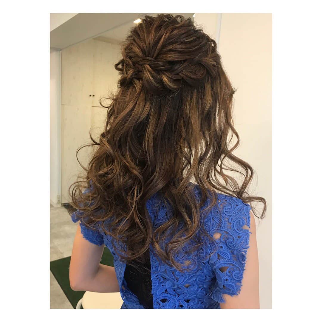 のインスタグラム：「👸👸👸 ・ ・ ・ 日曜日💒 披露宴に出席するためヘアセットしてもらいました👸 ・ ・ ・ あんまりやらないハーフアップ👸 ・ ・ ・  #hairset  #hairart #hairstyle  #haircolor  #hairarrange  #ヘアセット #ハーフアップ #ヘアアレンジ #編み込み #編みおろし #お呼ばれヘア」