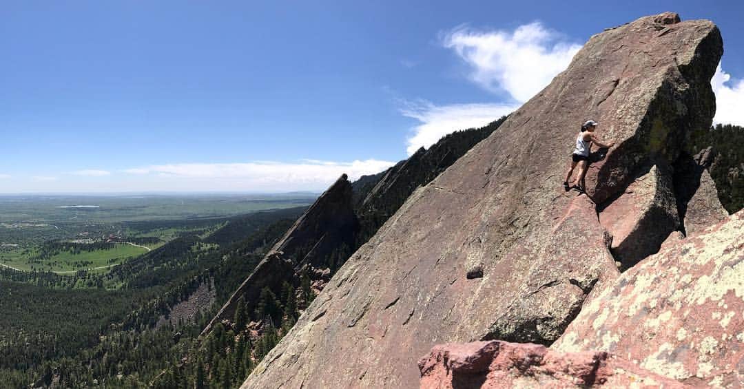 アラーナ・イップのインスタグラム：「A little sunburnt now but climbing the first Flatiron with @jason.holowach @mccollsean was well worth it 🏔 ⠀⠀⠀⠀⠀⠀⠀⠀⠀ Photo @jason.holowach ⠀⠀⠀⠀⠀⠀⠀⠀⠀ @arcteryx @scarpana」