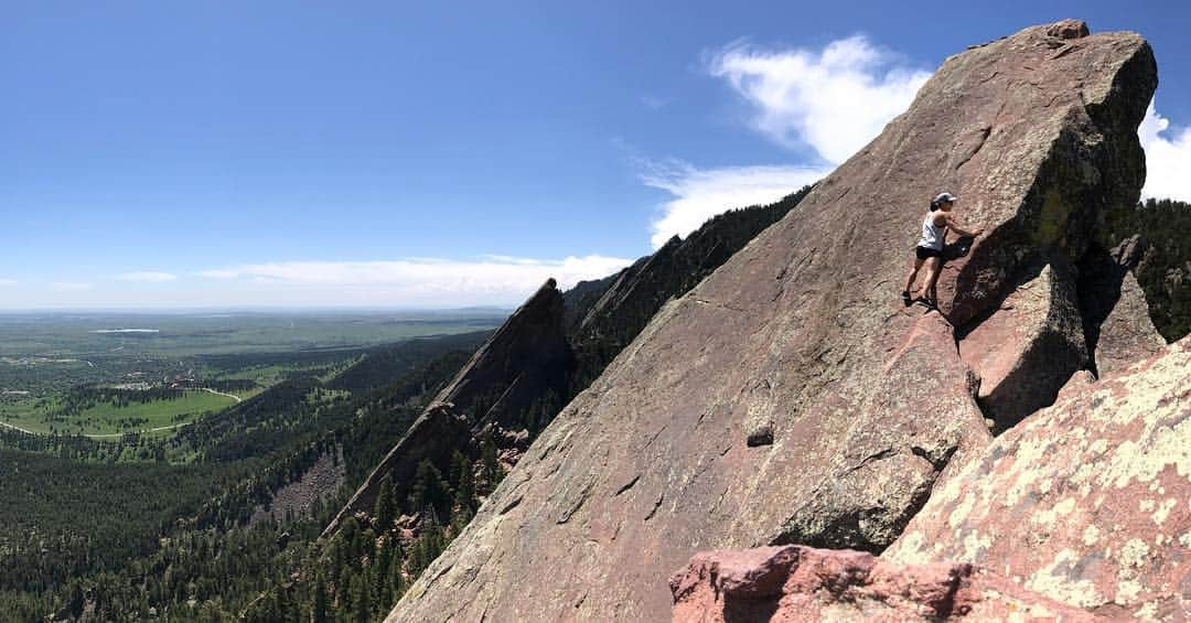 アラーナ・イップさんのインスタグラム写真 - (アラーナ・イップInstagram)「A little sunburnt now but climbing the first Flatiron with @jason.holowach @mccollsean was well worth it 🏔 ⠀⠀⠀⠀⠀⠀⠀⠀⠀ Photo @jason.holowach ⠀⠀⠀⠀⠀⠀⠀⠀⠀ @arcteryx @scarpana」6月6日 11時01分 - alannah_yip