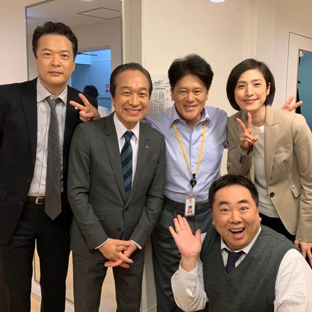 テレビ朝日「緊急取調室」さんのインスタグラム写真 - (テレビ朝日「緊急取調室」Instagram)「今夜の #キントリ のゲストには…なんとステキな殿方が3人もお越しになります👀  #天海祐希 さんも信頼している皆さんだからこそ、密度の高い言葉の銃撃戦が繰り広げられますよ🤫  #橋本じゅん さんも、天海さんとの撮影を楽しんでましたよ💁‍♂️✨もっと取り調べられたかったそうです…さすがです🙇‍♂️ #緊急取調室 #今夜9時 #家族写真風 #でんでんさんはどこ #あと10時間」6月6日 10時54分 - exkintori