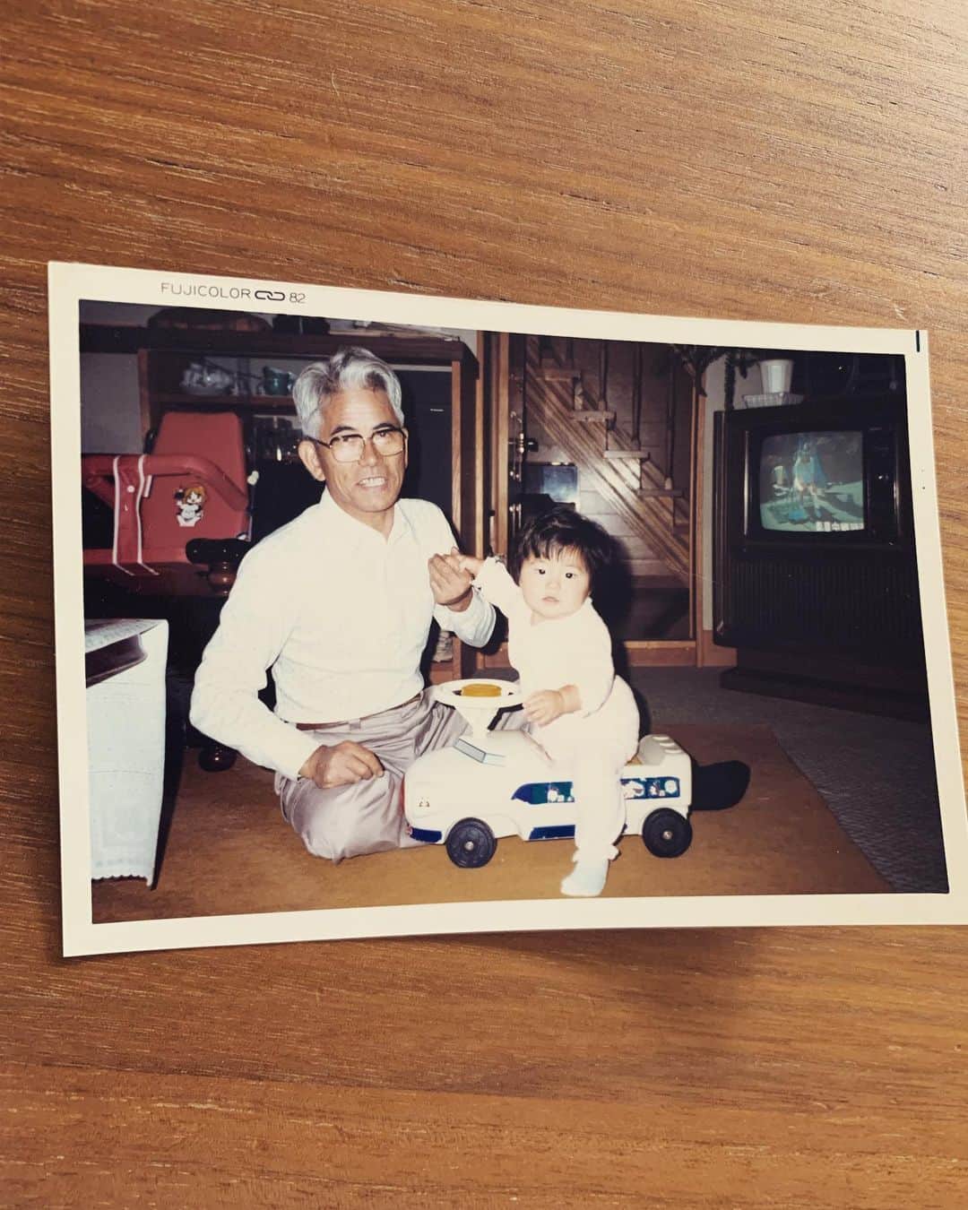 熊木杏里のインスタグラム：「今日６月６日は長野のじいちゃん ９３歳の誕生日です。  じいちゃんは、学校の先生だったから 厳しい所もあるけれど、優しさを沢山持っている人です。  若いなぁ…２人とも。笑 テレビが歴史を物語る。  とても元気そうだけれど まだまだ、、元気でいてほしいな。」