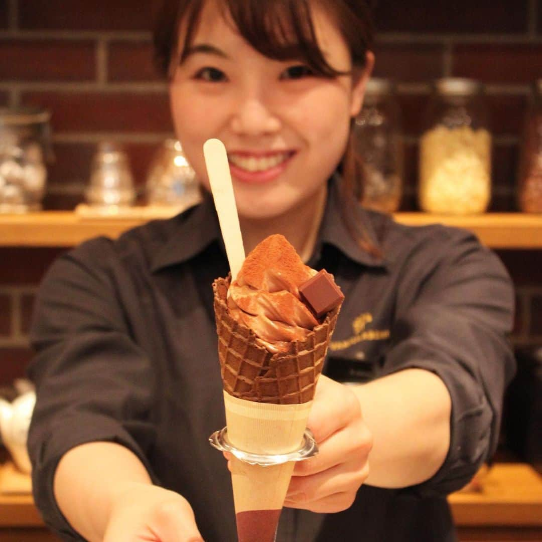 横浜生まれのチョコレート専門店 バニラビーンズさんのインスタグラム写真 - (横浜生まれのチョコレート専門店 バニラビーンズInstagram)「◆バニラビーンズ ソフトクリーム . . みなとみらい本店限定、当店オリジナルレシピのソフトクリーム。 . 2014年の7月31日から販売を開始して、もうすぐ５年。 . 2014年8月、すでに何度かお召し上がり頂いたことのあったお客様が「1度は母に食べさせたかったの」とお母様をお連れ頂きました。 そのお母様が涙ぐみながら「本当に美味しい。」と握手して下さった瞬間が、私たちスタッフの中でも強く思い出に残り、心に刻まれています。 . 今では海外のお客様もソフトご希望でご来店いただくほどの人気商品に。 . . まだ召し上がったことのない方は、ぜひ一度ご賞味ください。 . 今日も11時から、元気にOPENいたします＊ . みなさまのお越しをお待ちしております；) . . #vanillabeans #chocolate #serveicecream #yokohama #minatomirai #バニラビーンズ #チョコレート #ソフトクリーム #横浜 #みなとみらい」6月6日 10時58分 - vanillabeans_official