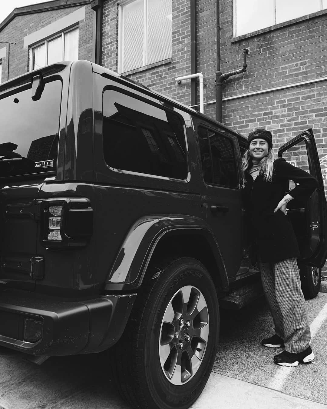 ニッキ・バン ダイクのインスタグラム：「Back in da hoooood @jeep」