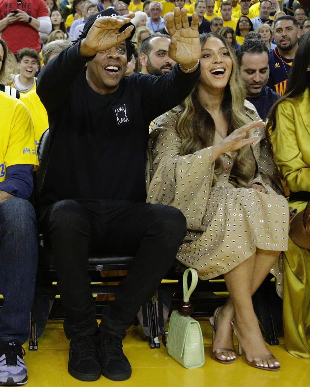 NBAさんのインスタグラム写真 - (NBAInstagram)「Jay Z & Beyoncé courtside for Game 3 of the #NBAFinals in Oakland! #NBACelebRow」6月6日 11時00分 - nba