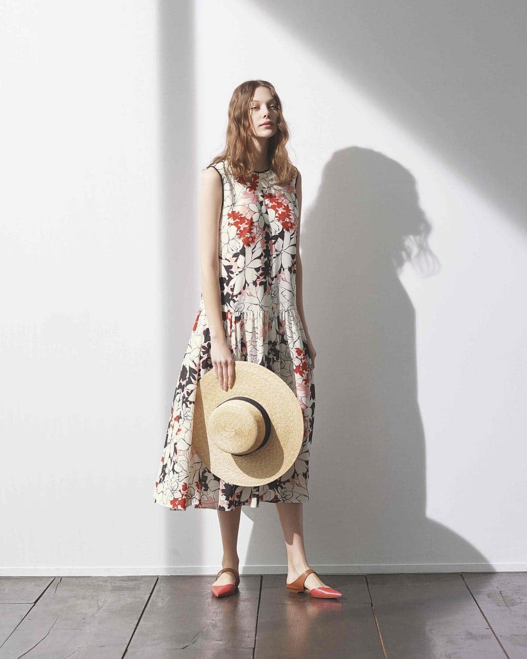 EPOCAさんのインスタグラム写真 - (EPOCAInstagram)「遊び心あるフィオーレ(花)柄のドレス。抜け感のあるシルエットが大人のリラックスムードを誘う。 #epoca#fashion#summer#dress#エポカ#夏#ドレス」6月6日 11時03分 - epoca_official