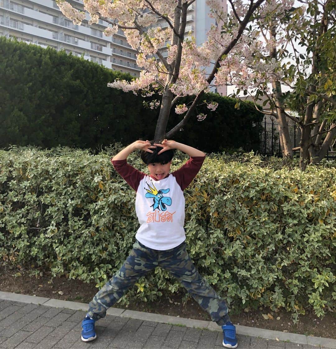 中村貴咲のインスタグラム：「Happy birthday my brother 😭❤️he turned 9 years old today☺︎ お誕生日おめでとう🎊🎁 もっとたくましくなってくれよー🥰ゲームばっかりしないでね。自分がしたい事たくさん今のうちに経験してね。」