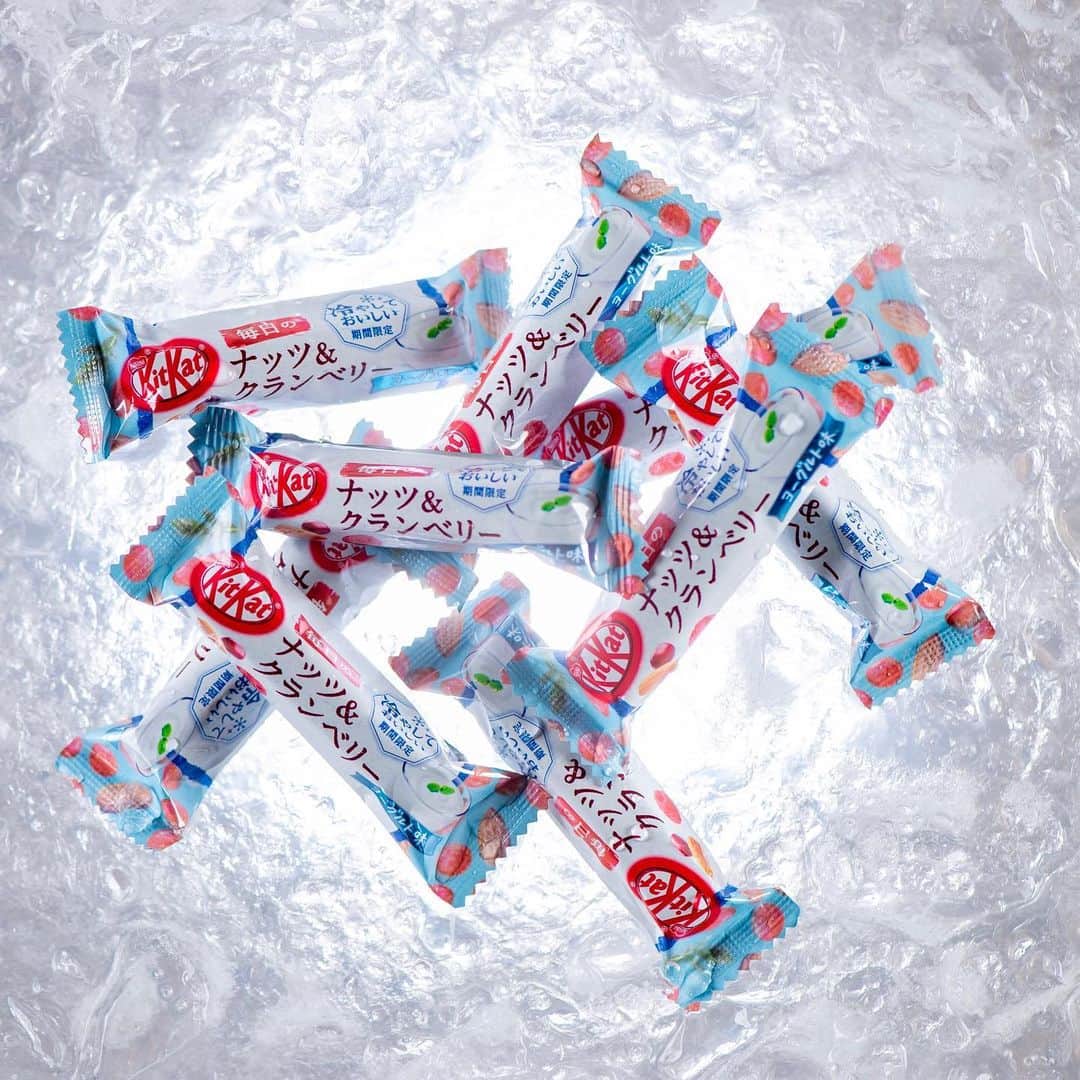 KITKAT Chocolatoryさんのインスタグラム写真 - (KITKAT ChocolatoryInstagram)「❄️凍らせておいしい&冷やしておいしいシリーズ発売情報❄️﻿ ﻿ 6月3日（月）より、”キットカット ミニ 凍らせておいしい ストロベリーチーズケーキ味”、” キットカット ミニ 凍らせておいしい クッキー&クリーム”が発売開始となります！﻿ 昨年も大好評のこちらのシリーズ💕﻿ 今年はさらに、「冷やしておいしい」シリーズとして”キットカット ミニ 毎日のナッツ&クランベリー ヨーグルト味”も同時発売！﻿ 冷やすことで「より」美味しく食べられる、この季節にぴったりなフレーバーをお楽しみに✨﻿ ﻿ ﻿ ﻿ ﻿ ﻿ #キットカット#氷#冷凍#おやつ#お菓子#チョコレート#チョコ#チョコレート好き#チョコレート大好き#いちご#いちご味#苺#ストロベリー#チーズケーキ#ひんやり#食感#新発売#かわいい#ピンク#パッケージデザイン#夏#kitkat#haveabreak#chocolate#sweets#strawberry#킷캣#奇巧巧克力」6月6日 11時12分 - kitkat_japan_official