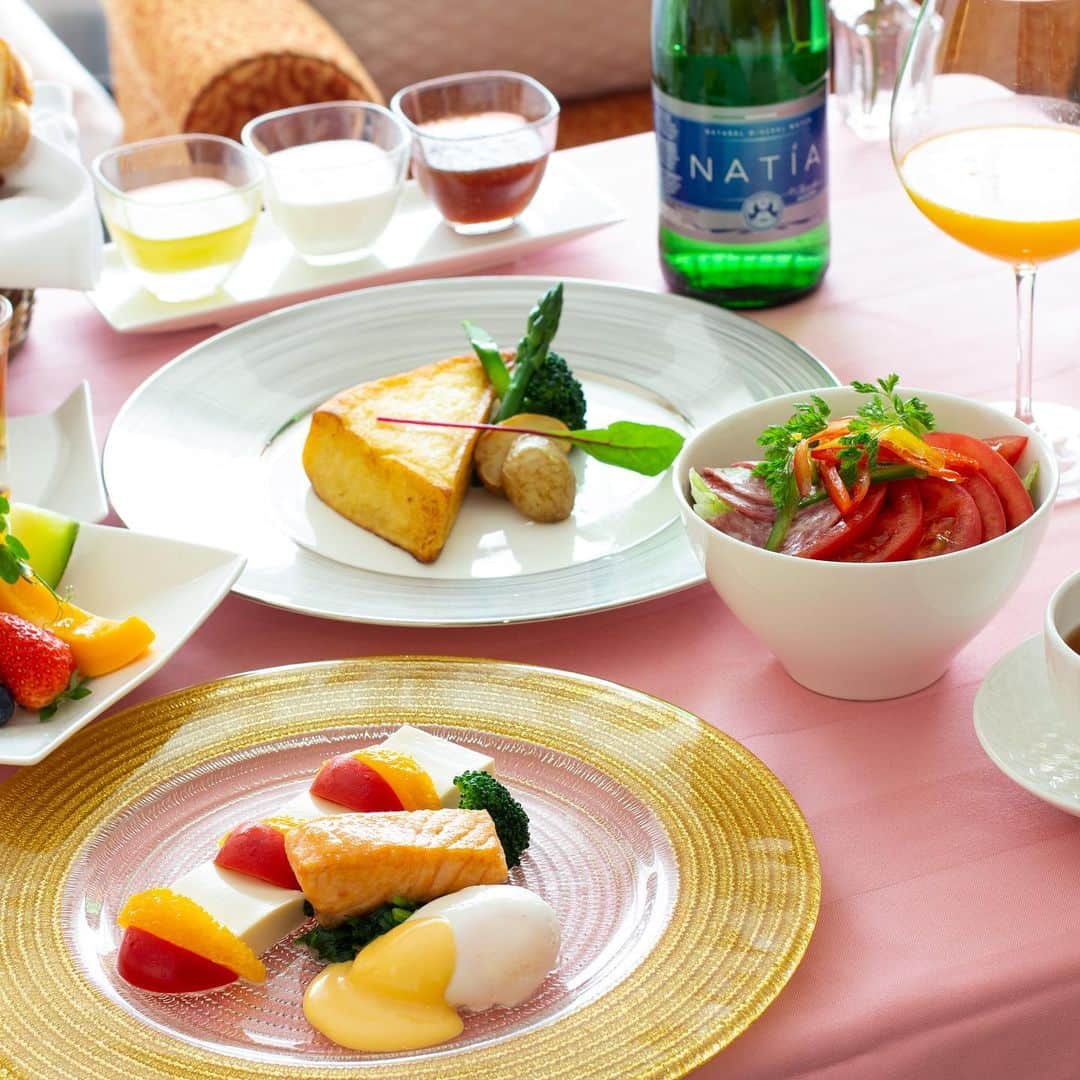 The Westin Osaka （ウェスティンホテル大阪）さんのインスタグラム写真 - (The Westin Osaka （ウェスティンホテル大阪）Instagram)「女性の心地よさを追求した女性限定フロアで、時間を気にせずお部屋でゆったりとおくつろぎいただけるよう、ルームサービスでお飲物や朝食を提供するMUSEフロア限定の宿泊プラン。 このプラン限定の朝食を、是非お召し上がりにきてくださいませ。 . . ————————————————— #レディースフロア #ウェルカム #ドリンクルームサービス #hotel #luxury #magichour #bed #heavenlybed #heavenly #osaka #travelosaka #traveljapan #ホテル #ホテルの部屋 #客室 #ベッド #ヘブンリーベッド #梅田 ————————————————— ⠀ Tag @westinosaka to share your image with us. ⠀ ⠀⠀ #WestinOsaka #ウェスティンホテル大阪」6月6日 11時27分 - westinosaka