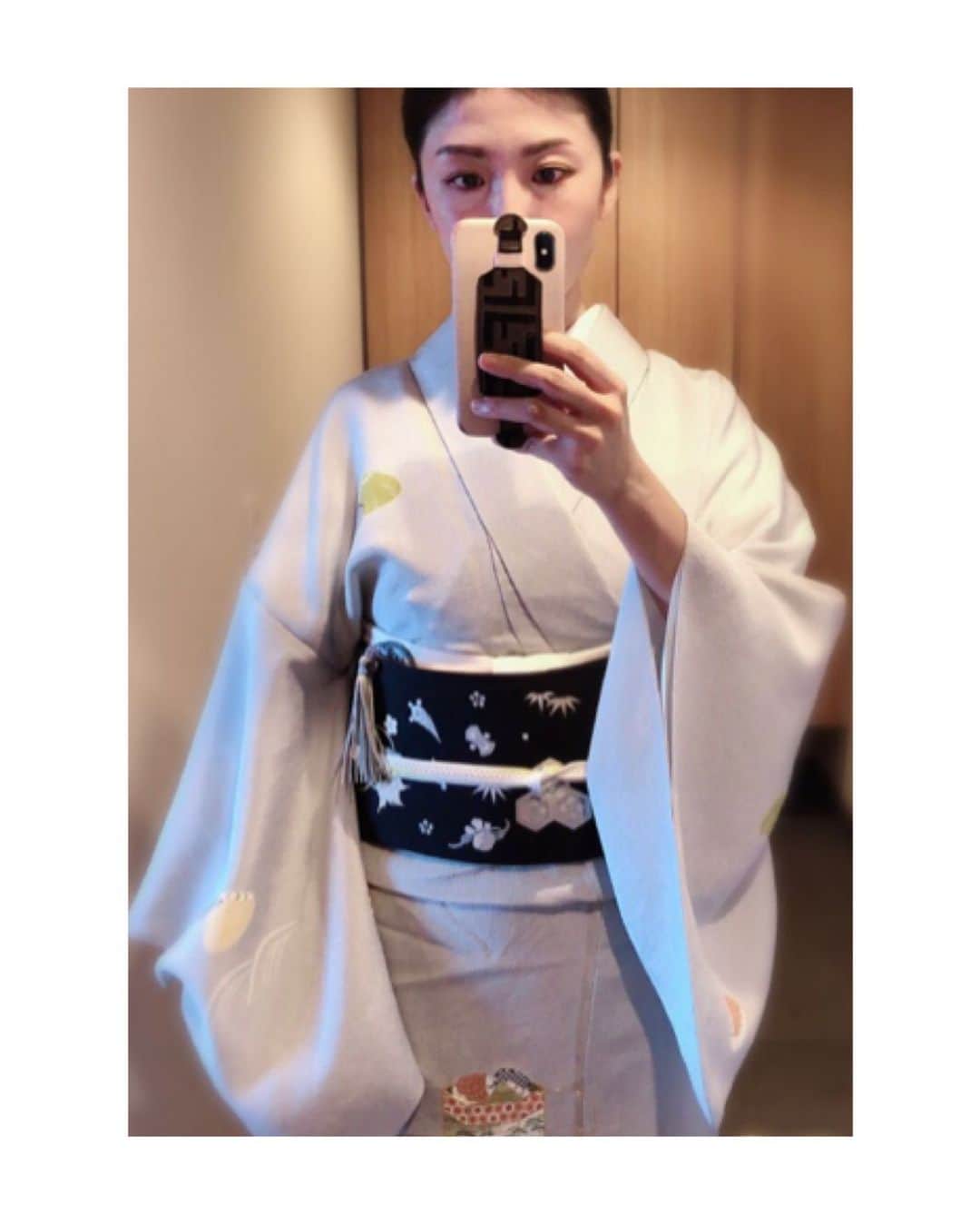 のインスタグラム：「先月の鴨川をどりへは単衣付け下げに宝尽くしの袋帯を合わせて。 こちらの帯は重々しくないので、小紋にも合わせたりと重宝しています。  #歌舞伎 をはじめ #お着物 や #日本の伝統 が長く守られ受け継がれますように。 #kimono #kimonocordinate #japanesekimono #japanesetradition #beautifultradition #lovekimono  #instakimono  #お着物 #お着物コーディネイト #日本の伝統 #守るべきもの #帯とお着物 #帯締めと帯揚げ #お草履とバッグ #組み合わせが楽しい #ぎをん齋藤 さん #京都一加 さん #きねや さん #井澤屋 さん #亜紀の和装記録」
