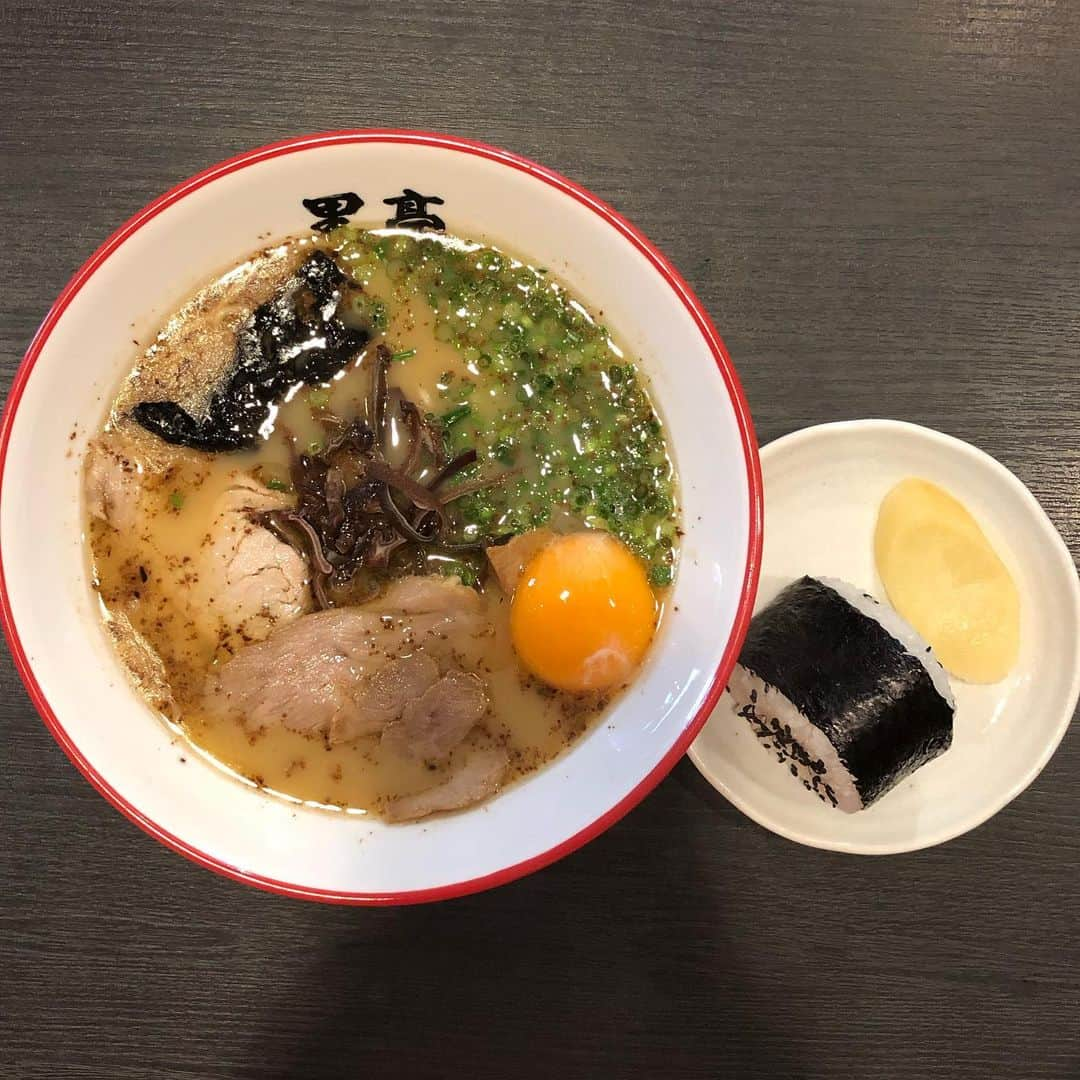 オカモト"MOBY"タクヤさんのインスタグラム写真 - (オカモト"MOBY"タクヤInstagram)「熊本「黒亭 本店」ラーメン・生卵・おにぎり。 往復6kmのRun & Ramen。 #四星球 がボクを待っててくれた(というわけではなく偶然)。」6月6日 11時30分 - moby_scoobiedo