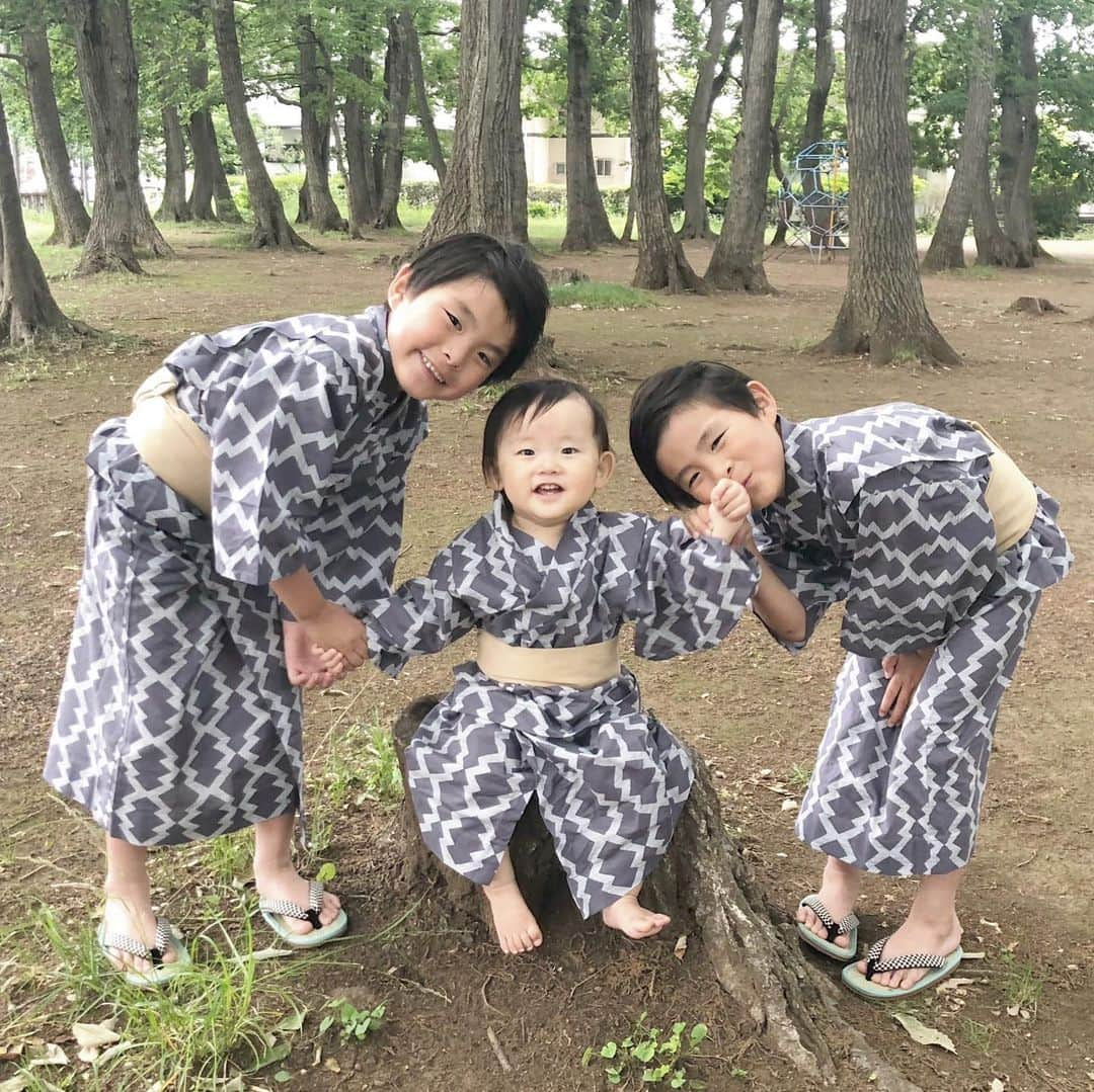 ᴋᴀɴᴀᴋöさんのインスタグラム写真 - (ᴋᴀɴᴀᴋöInstagram)「#浴衣 デビュー👘👘👘 今年は @marlmarl_tokyo さんの浴衣で、3人お揃いに しました👦🏻👶🏻👦🏻🌈✨✨ * ◆ひし形◆ のデザインと、グレー✖️ベージュ の色合いが オシャレで かわいいー❤️❤️ * 上下セパレートになっていて、帯も マジックテープに なってるから、着せるのも 簡単でした🥰✨ * 夏祭りとか、これ着せて行くの楽しみー🍉🍧🎇👒 * 👘→ @marlmarl_shop 👣→ @kenkomisatokko.jp  #marlmarl #marlmarl_cd #マールマール #PR #ベビー浴衣 #キッズ浴衣 #子供浴衣」6月6日 11時33分 - kanakokko_34_