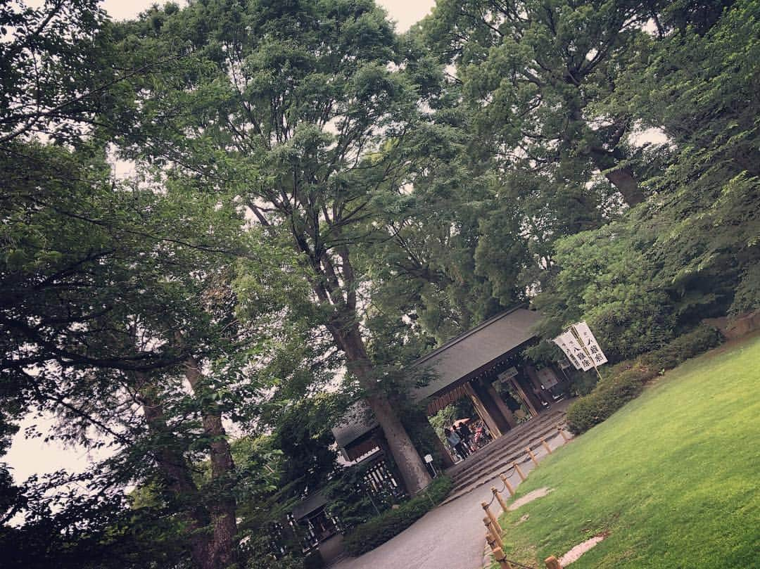 小野さゆりさんのインスタグラム写真 - (小野さゆりInstagram)「神社の木の配置ってけいさんしつくされてるらしーよ。  私は信仰心とかなにもないけど神社はおのおの物語やルールをもってて、エンターテイメントだしデザインやコンセプト、ブランディングがすばらしいからすき✨」6月6日 11時38分 - sayuriono0301